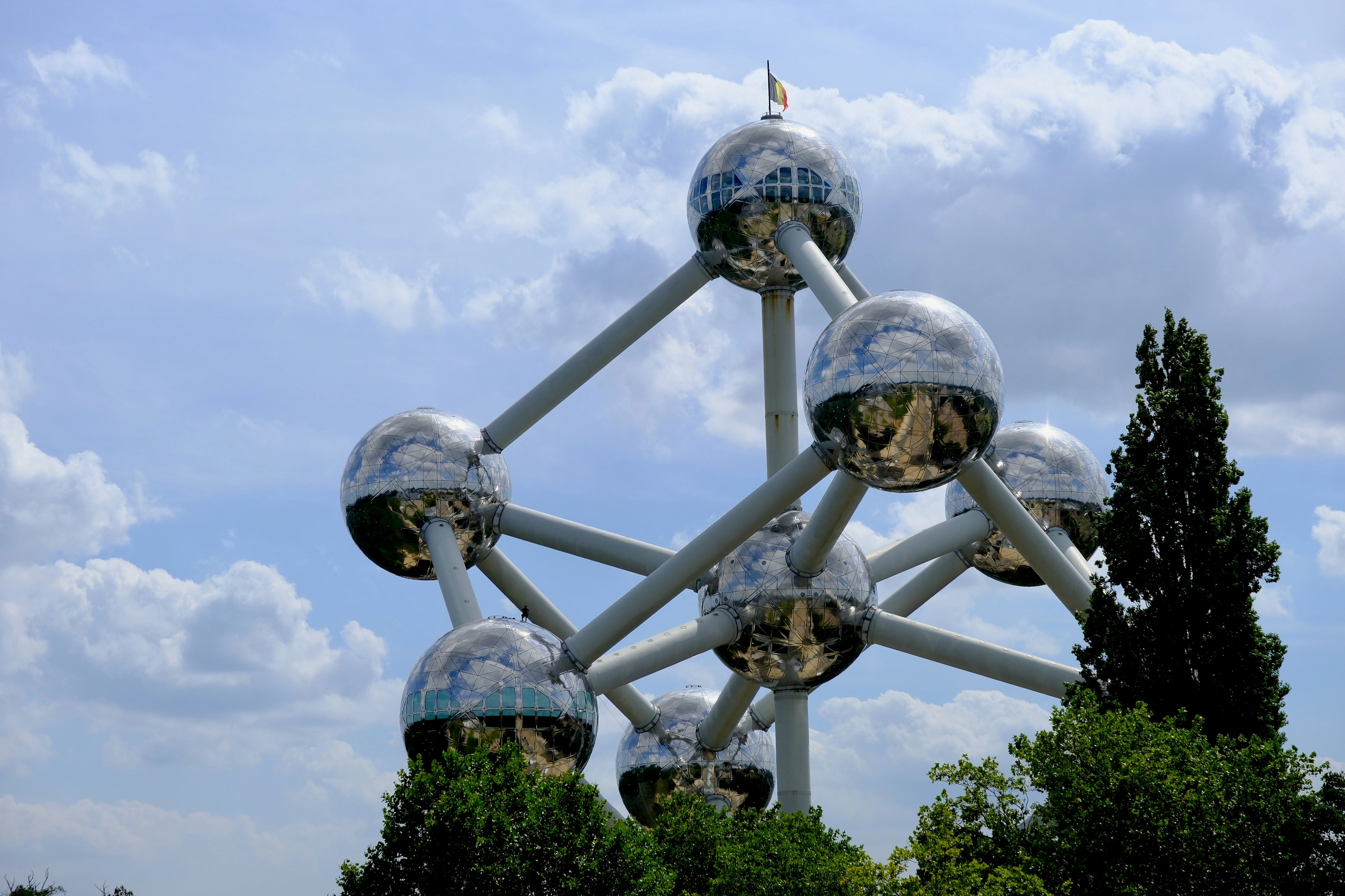 L'Atomium et ses sphères d'acier sous un ciel bleu, Bruxelles