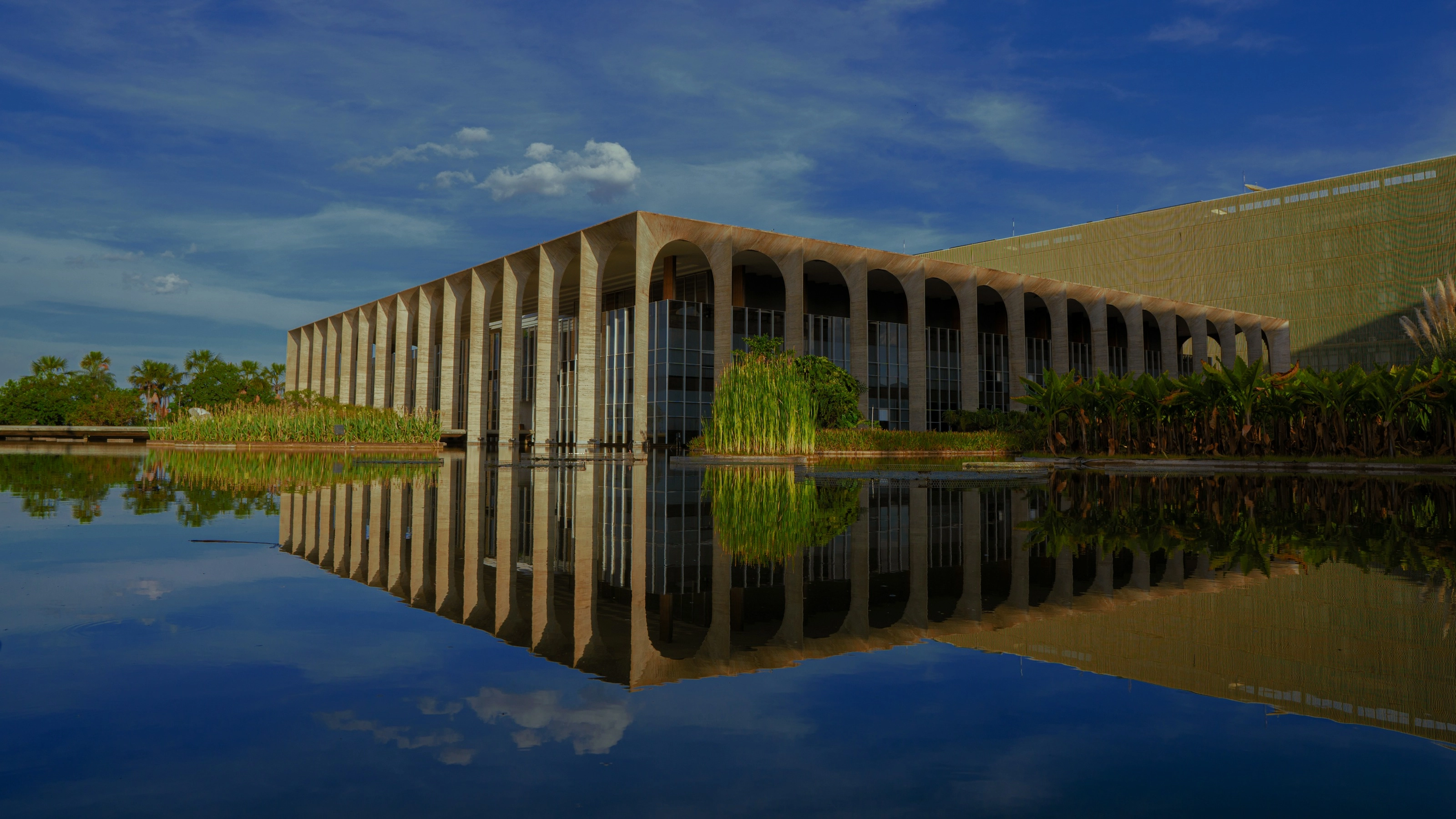 Le Palácio do Itamaraty reflété dans son bassin, Brasília