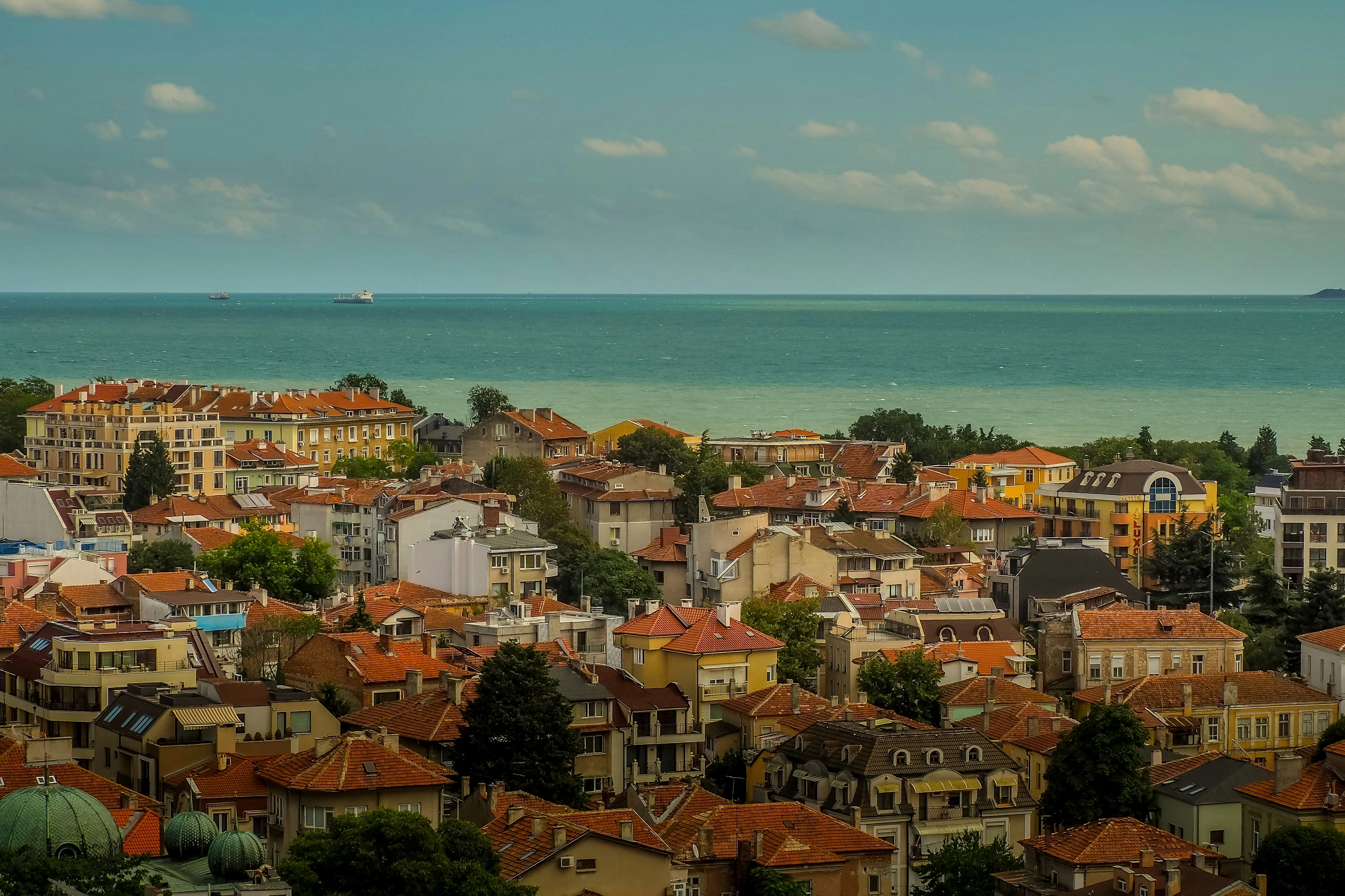 Vue panoramique sur les toits de tuiles rouges de Burgas et la mer Noire