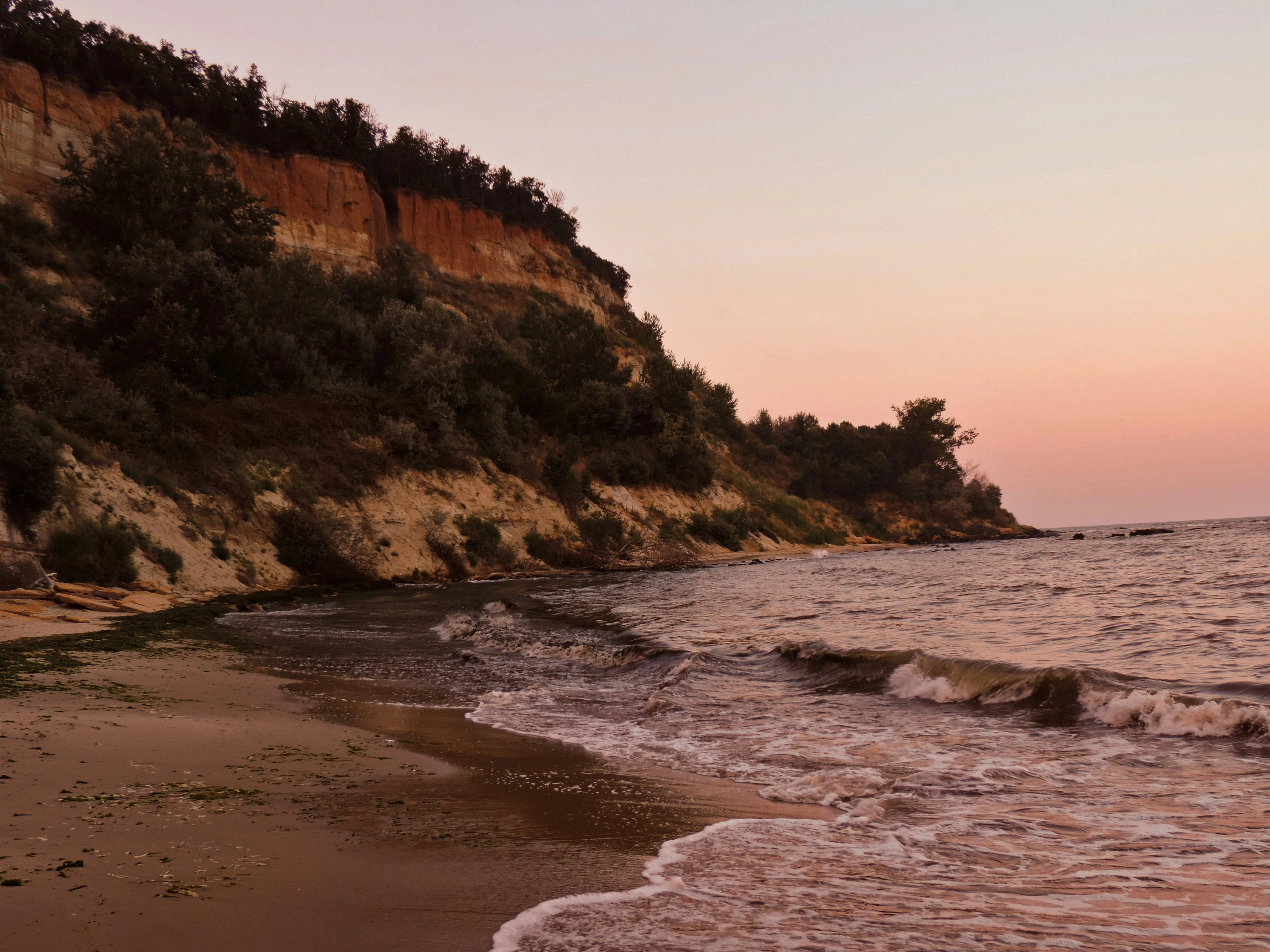 Falaises et littoral de Varna au coucher du soleil, mer Noire