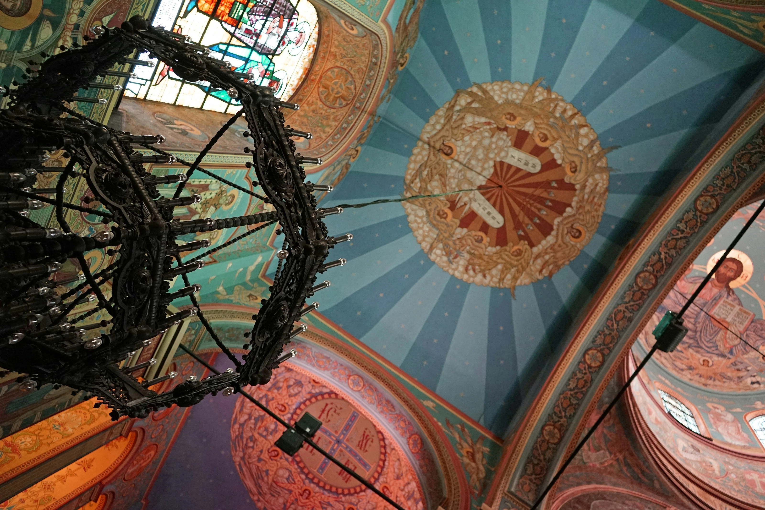 Intérieur peint de la cathédrale de la Dormition de la Vierge Marie à Varna