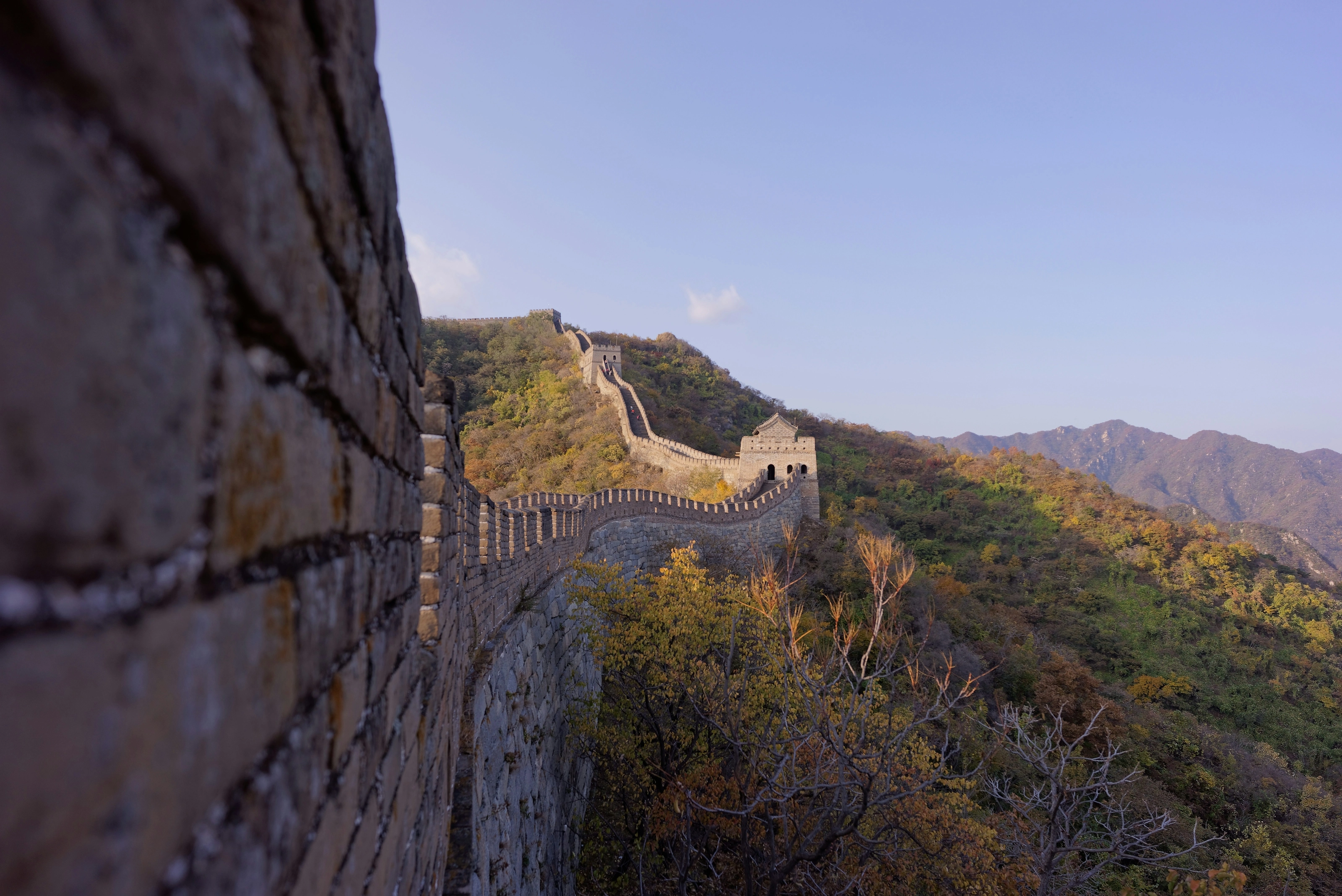 Section restaurée de la Grande Muraille au coucher du soleil