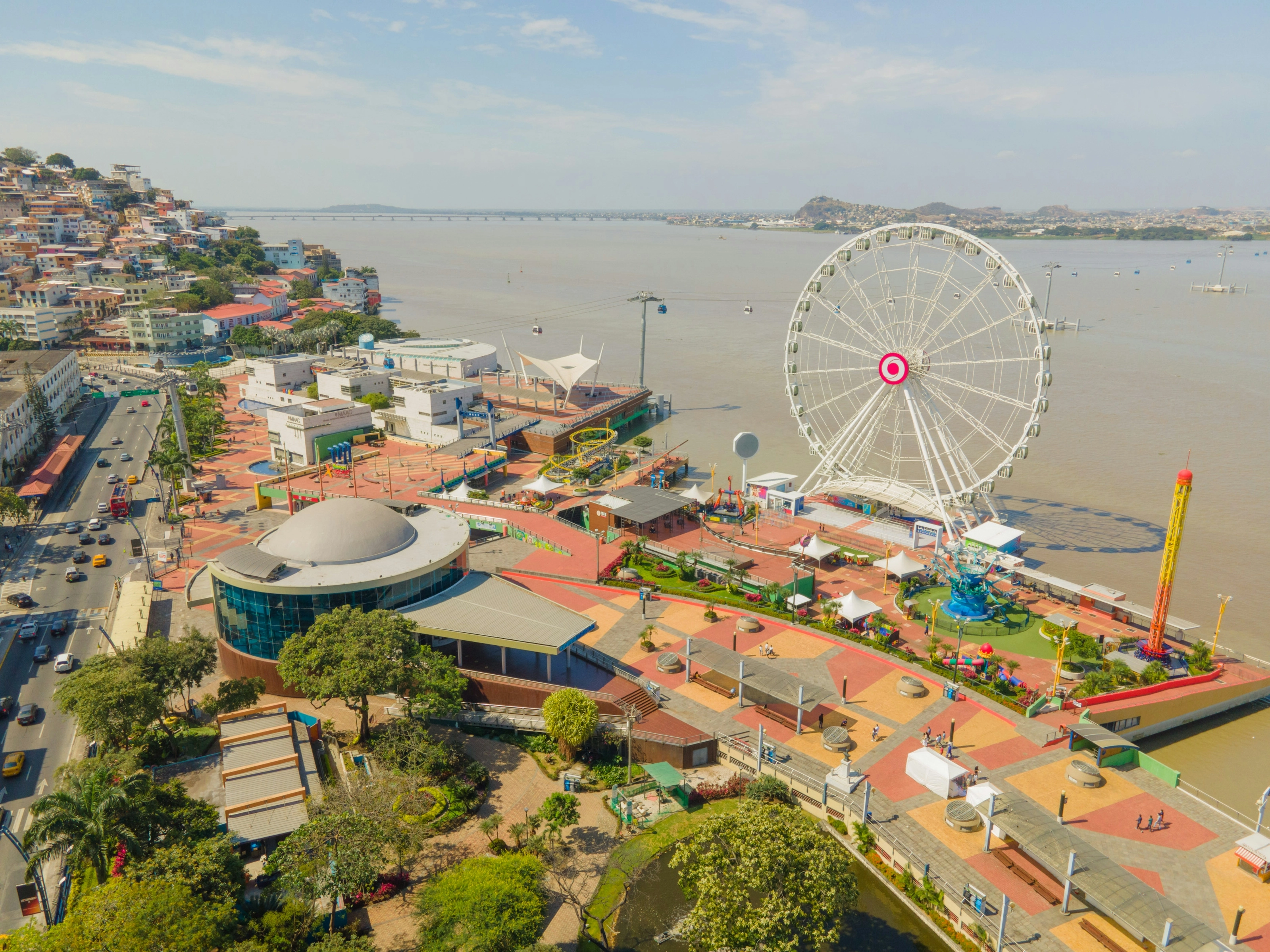 Vue aérienne du Malecón 2000 et de sa grande roue