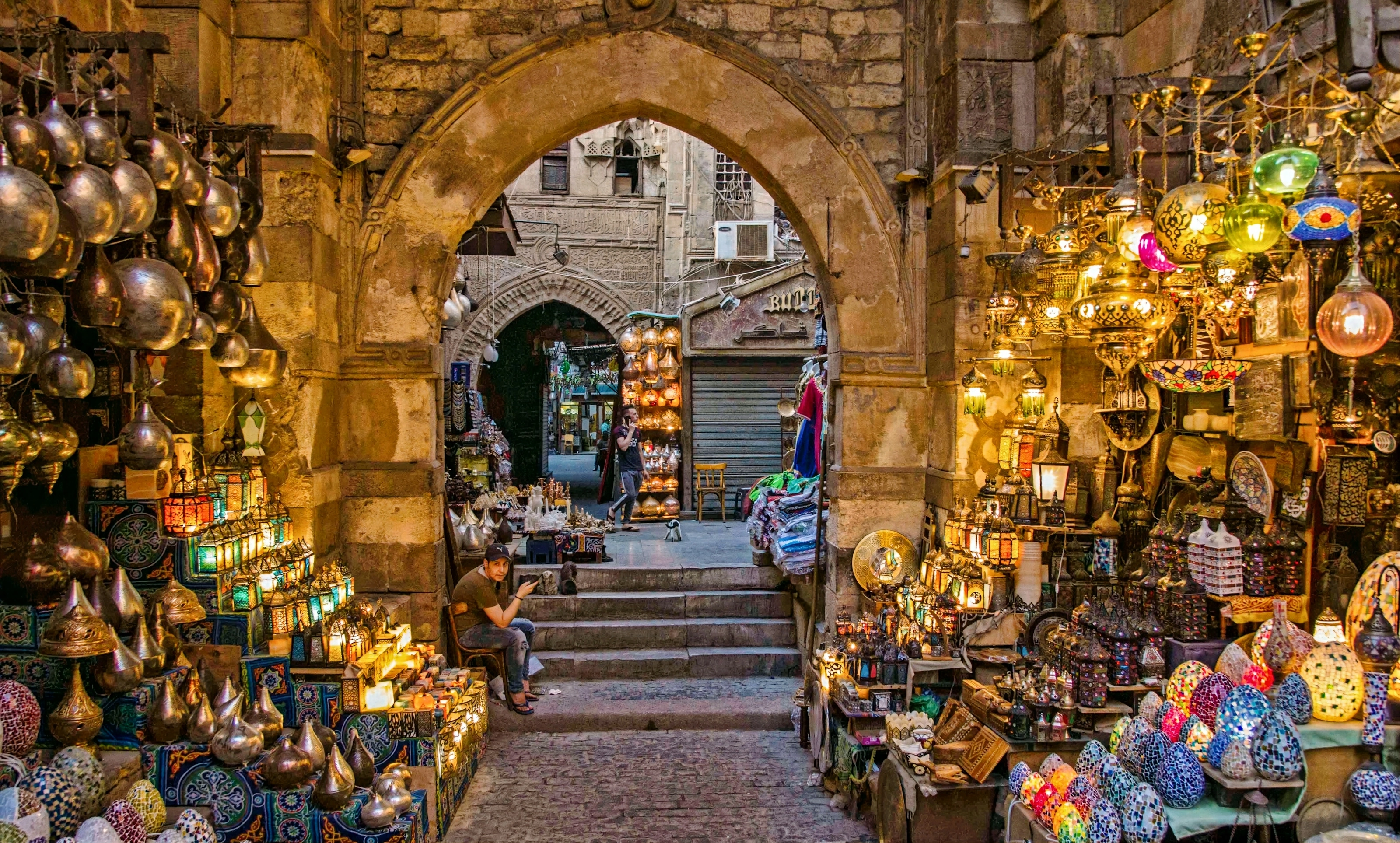 Échoppes de lanternes et de cuivres dans le souk de Khan el-Khalili au Caire