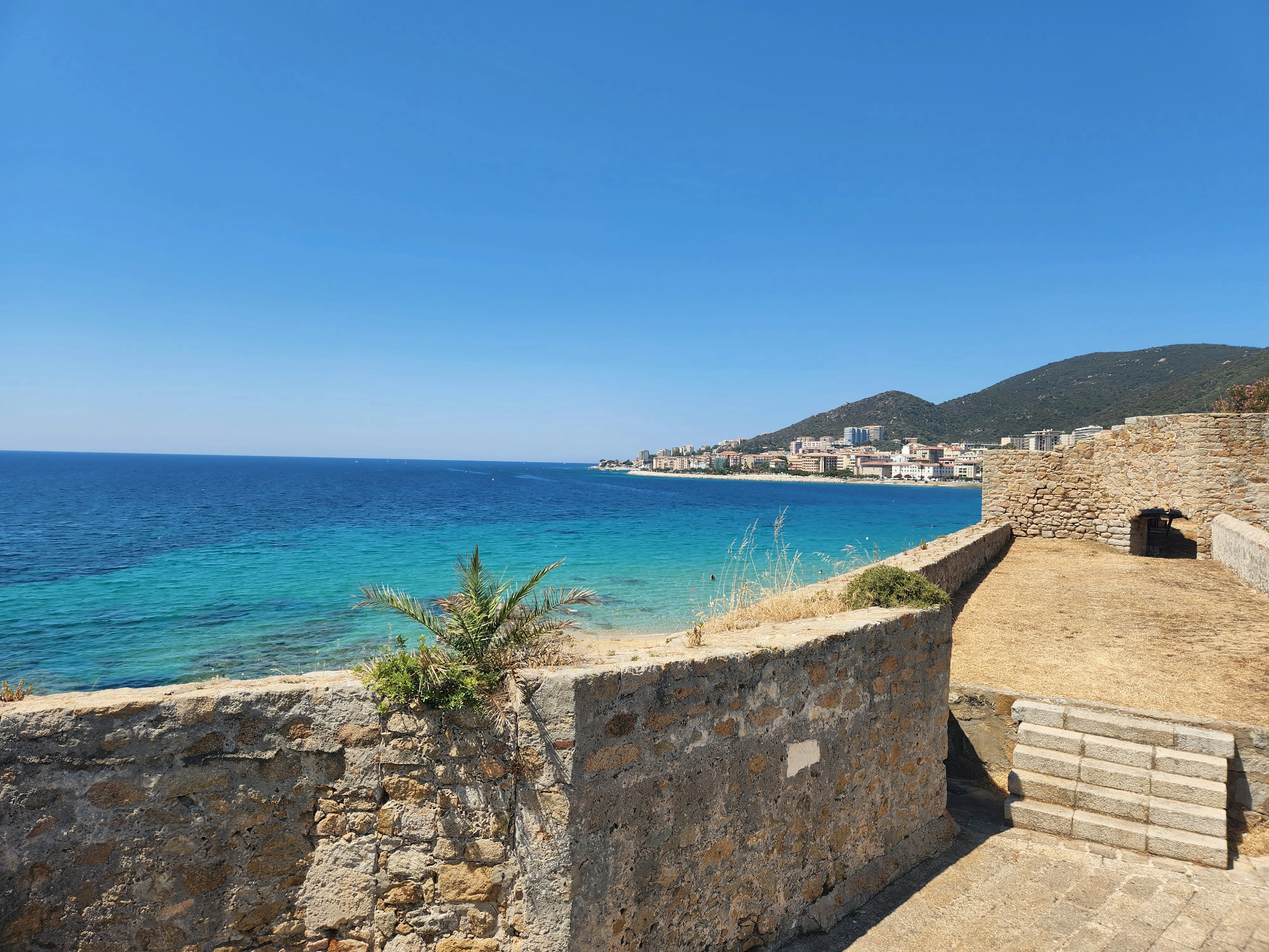Vue depuis les remparts de la citadelle sur la baie d'Ajaccio