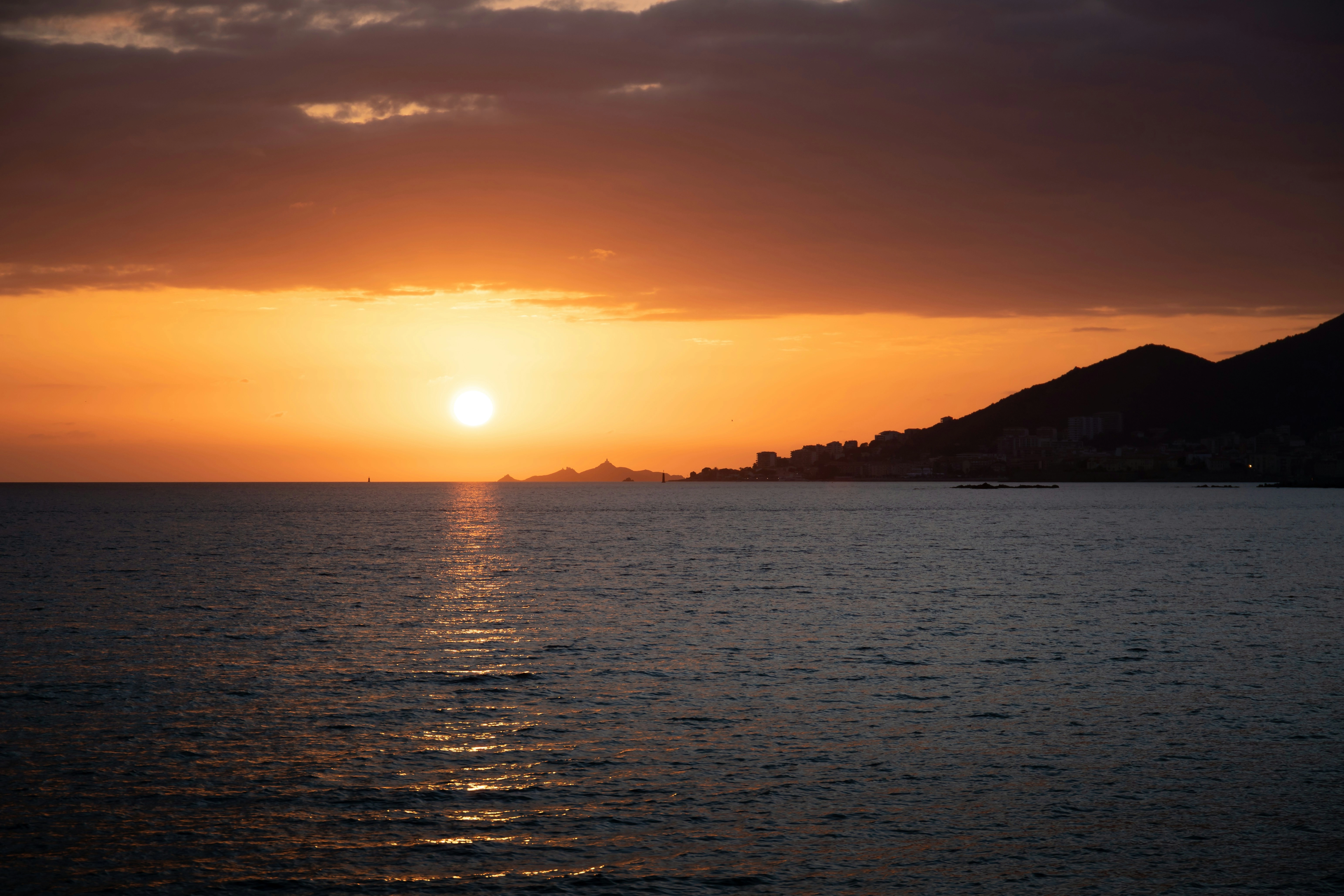 Coucher de soleil dramatique sur le golfe d'Ajaccio