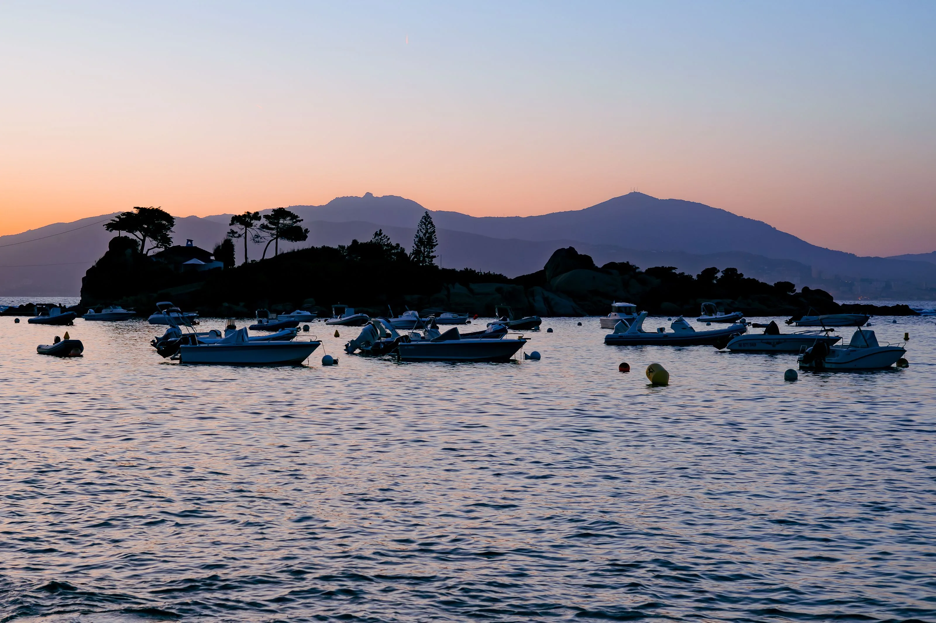 Petit port de plaisance au crépuscule près d'Ajaccio