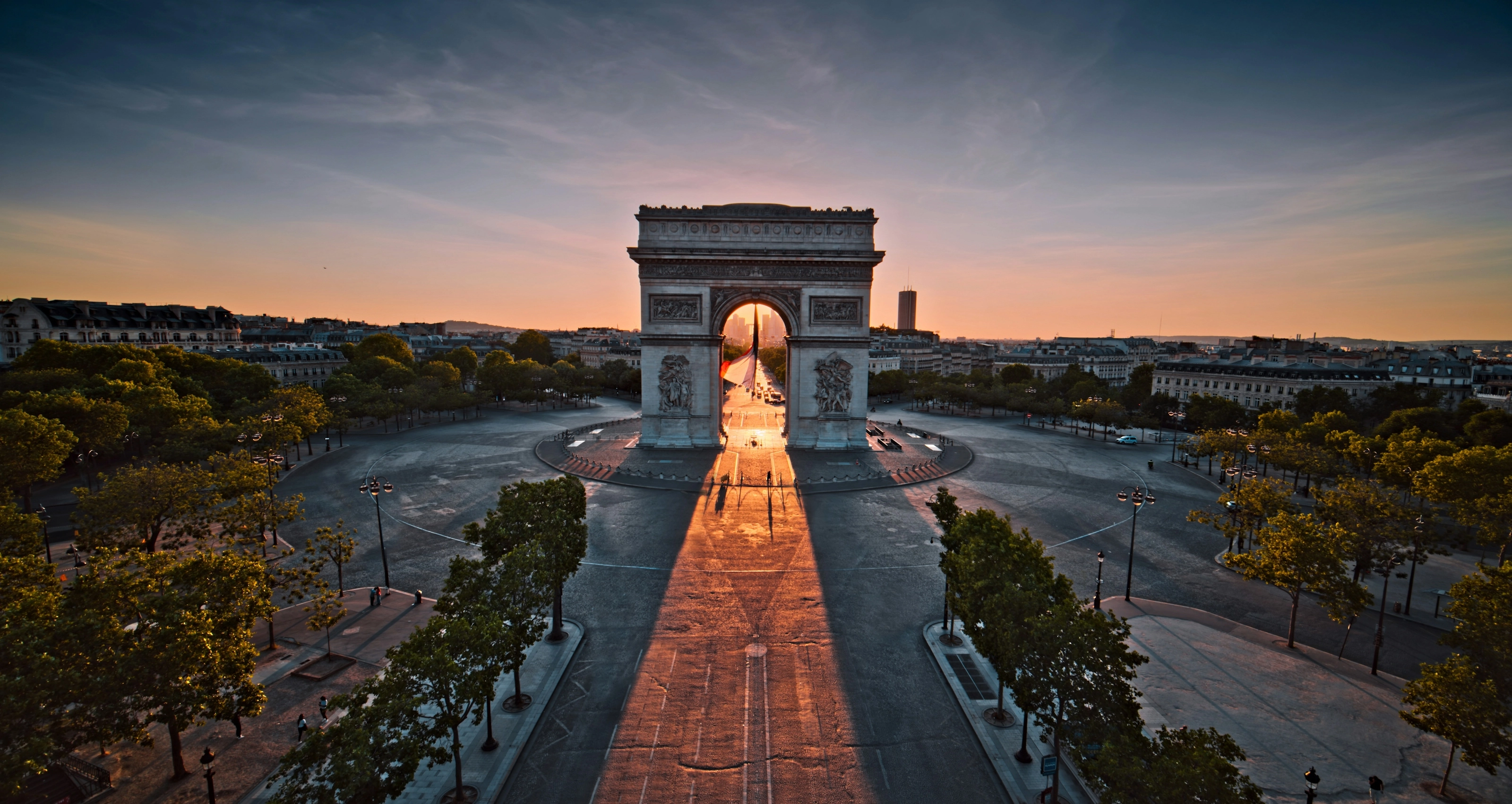 L'Arc de Triomphe au lever du soleil, vu depuis les Champs-Élysées