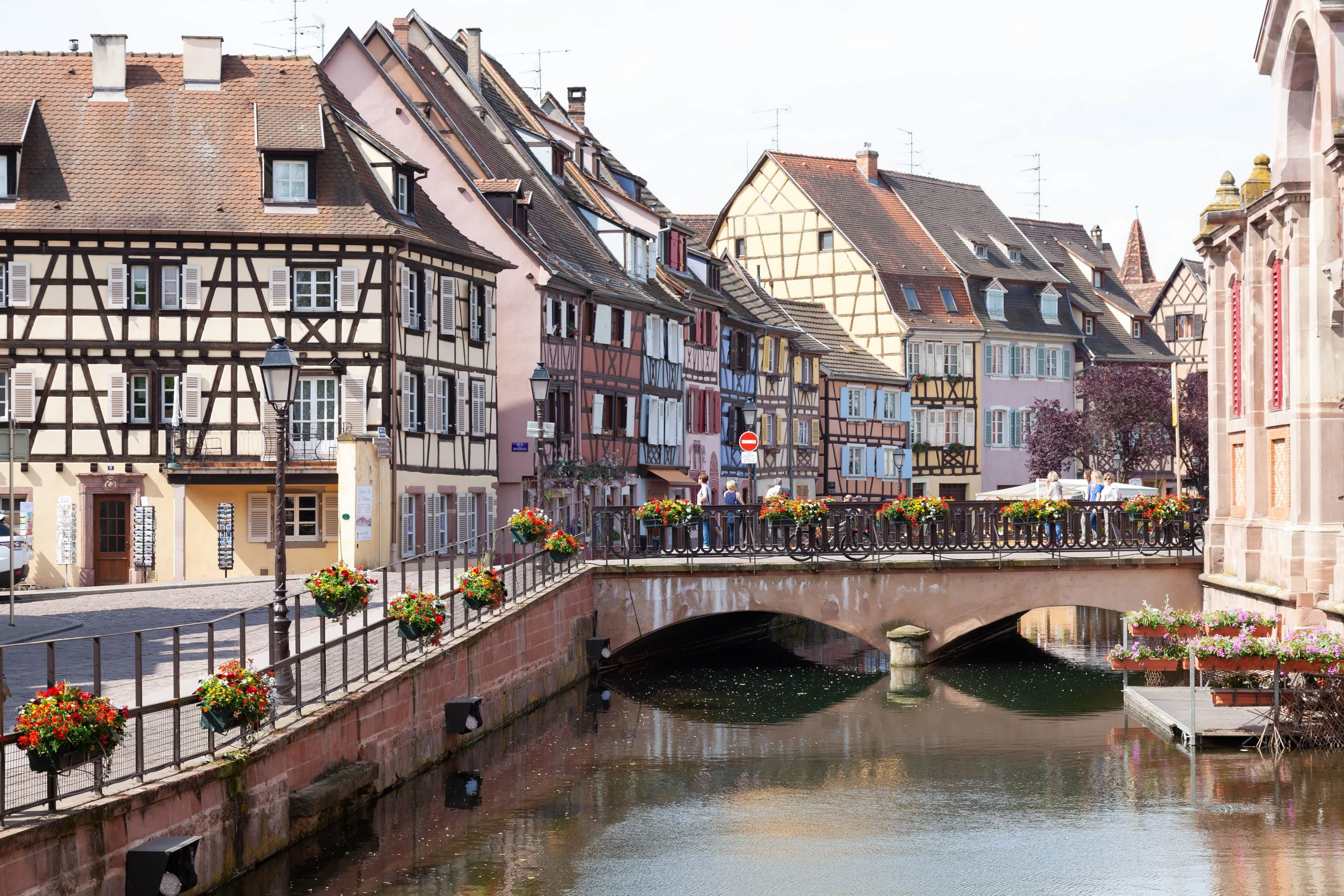 Maisons à colombages de Colmar et pont fleuri sur la Lauch
