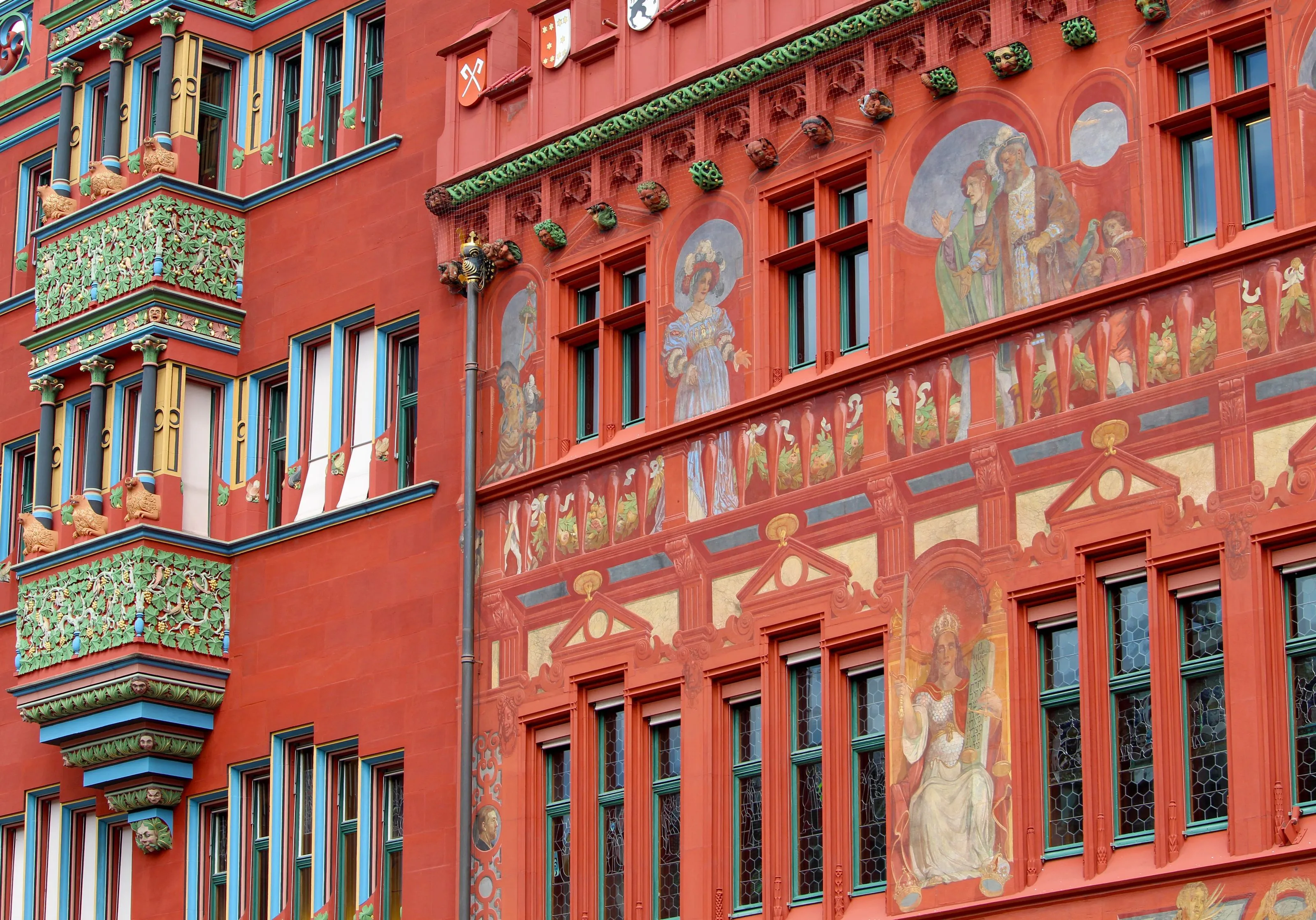 Détail de la façade peinte de l'Hôtel de Ville de Bâle