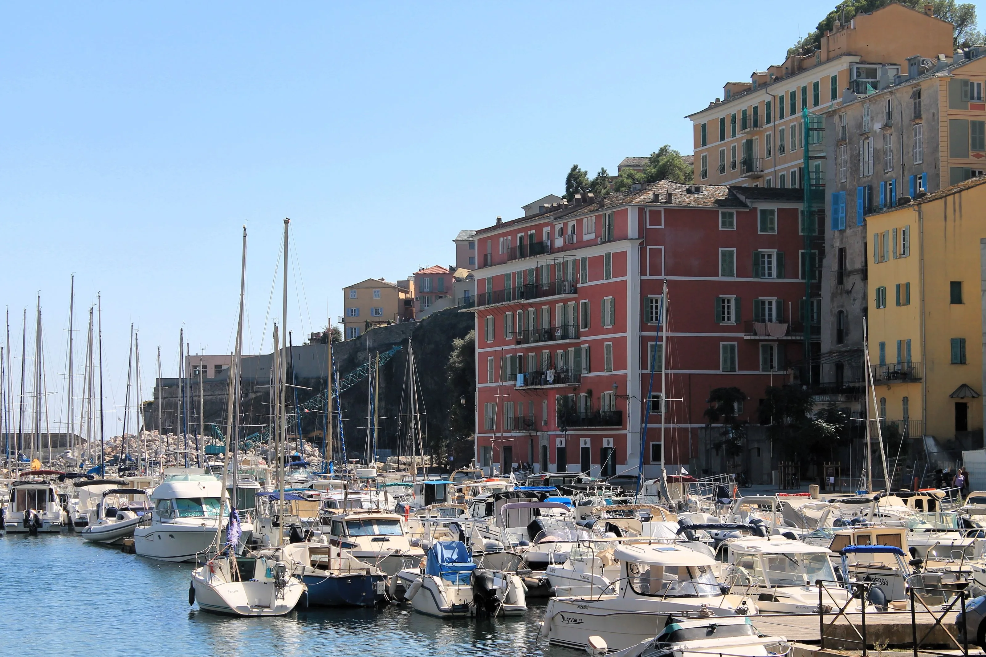 Immeubles génois colorés du Vieux Port de Bastia