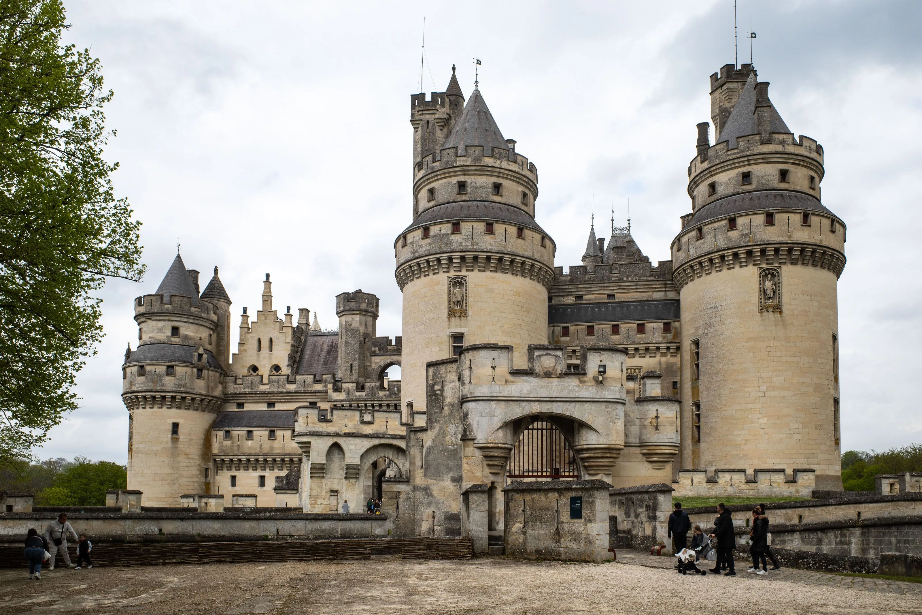 Tours et façade du château de Pierrefonds, à proximité de Beauvais