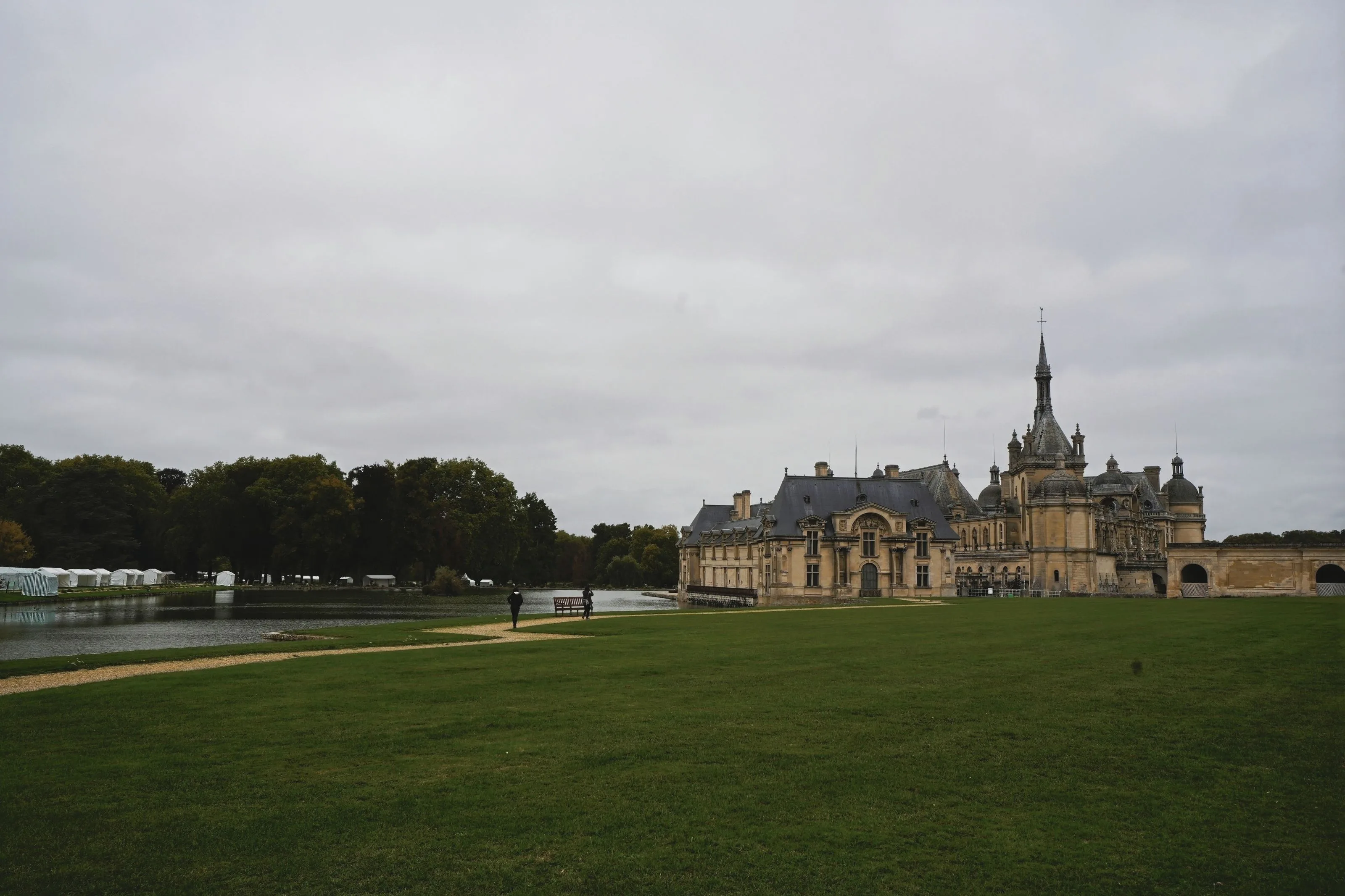 Château de Chantilly vu depuis le grand canal sous un ciel gris