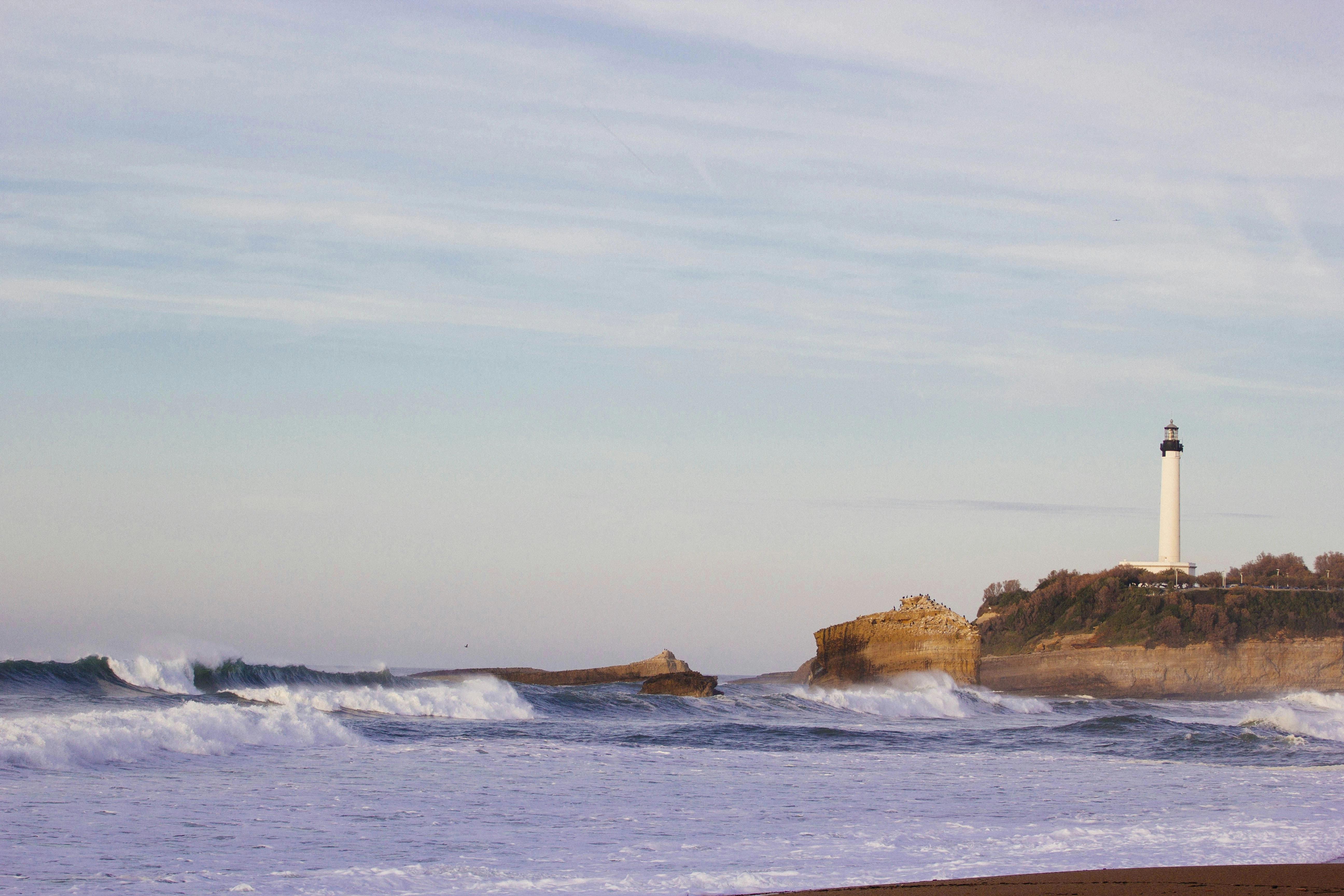 Vagues se brisant près du rocher de la Vierge et du phare de Biarritz