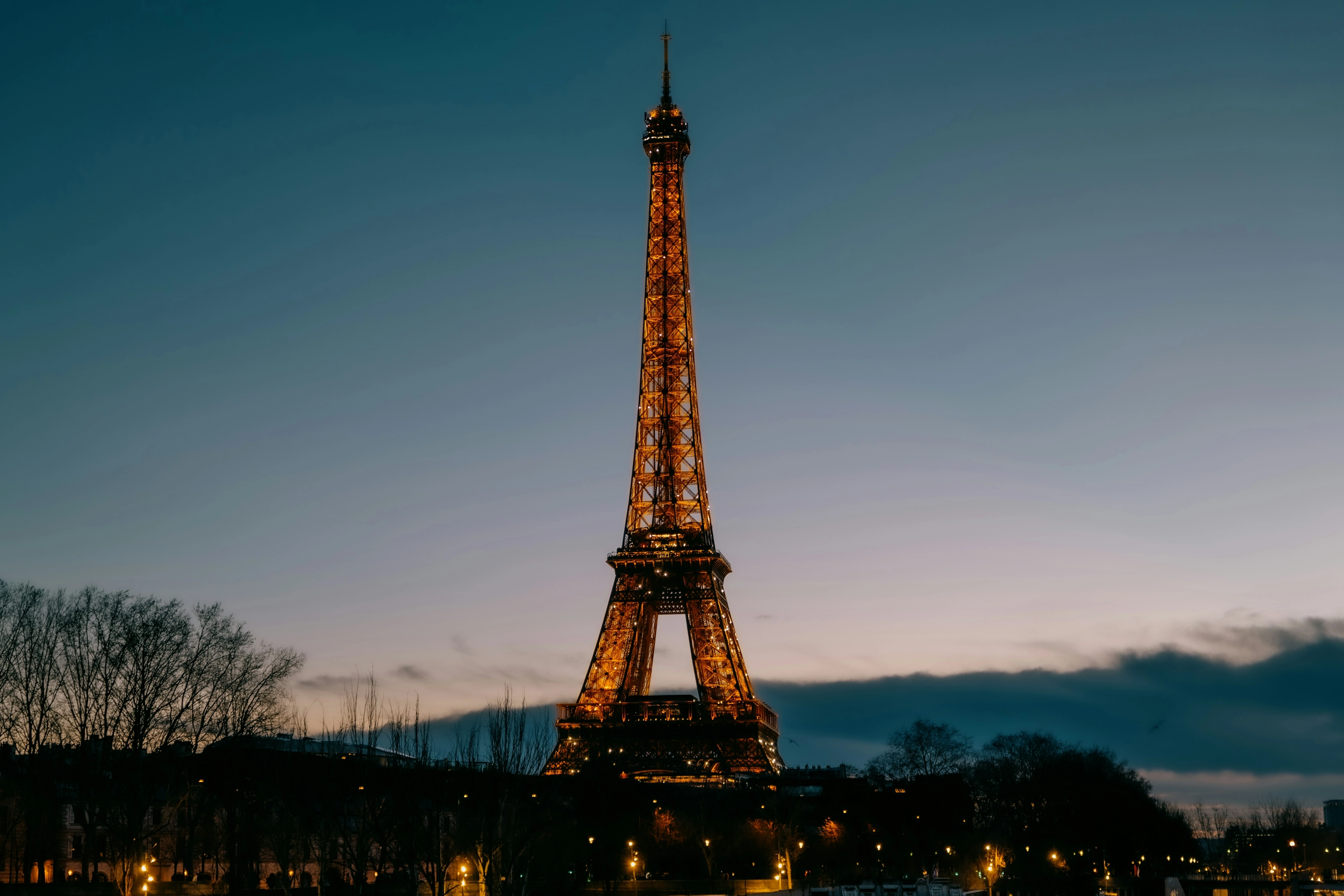 La tour Eiffel illuminée au crépuscule
