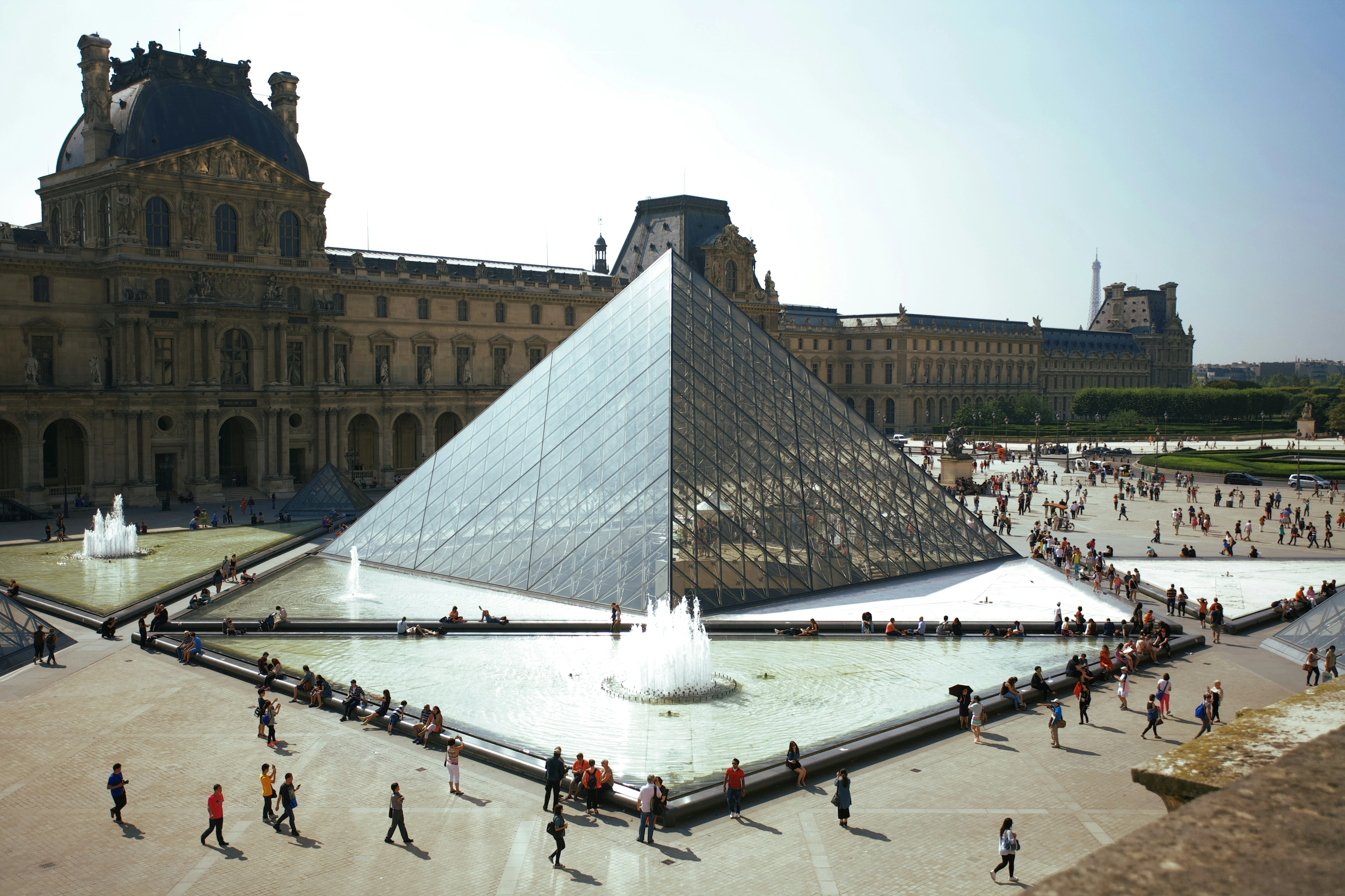 La pyramide du Louvre et ses fontaines