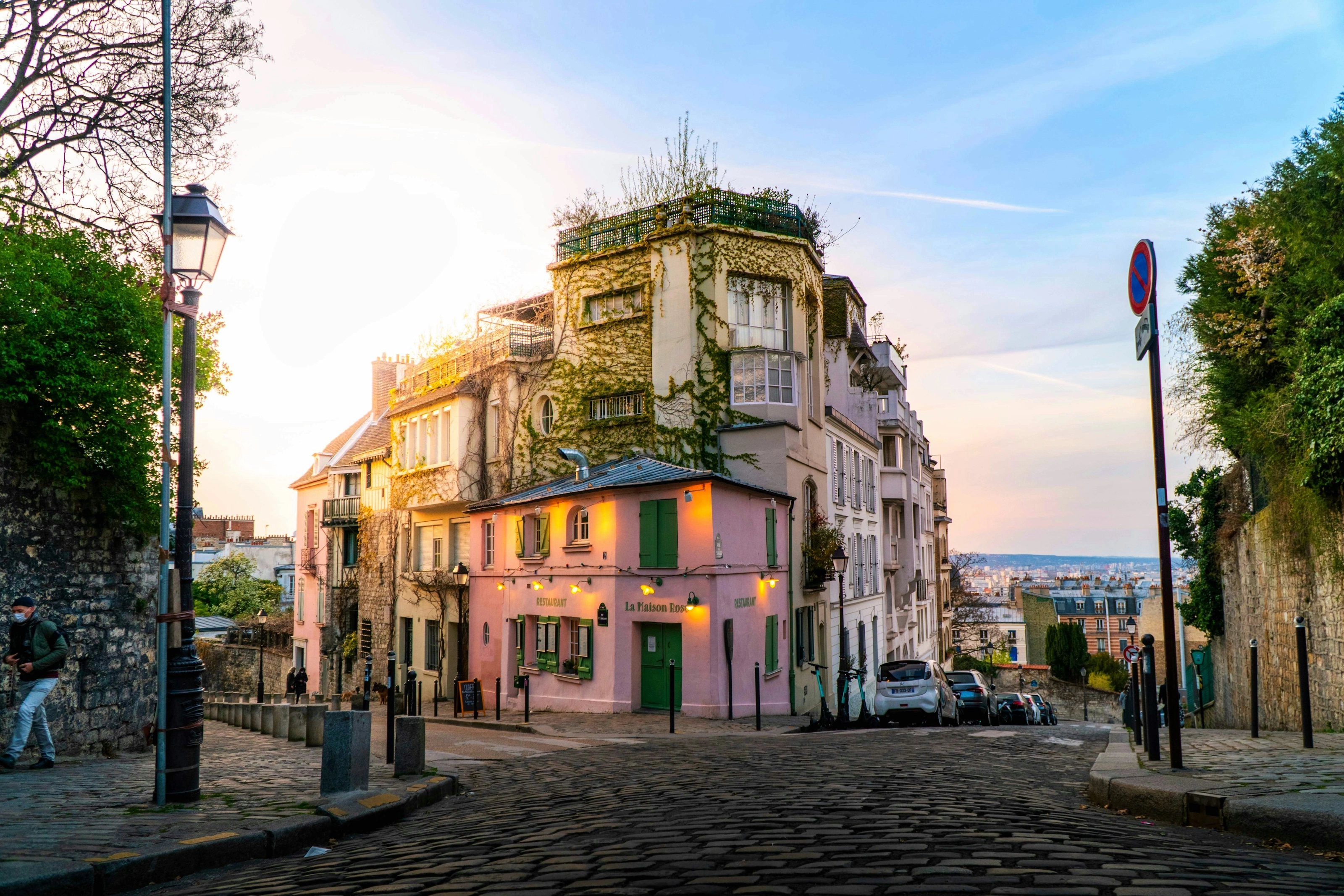Ruelle pavée et façade rose de Montmartre