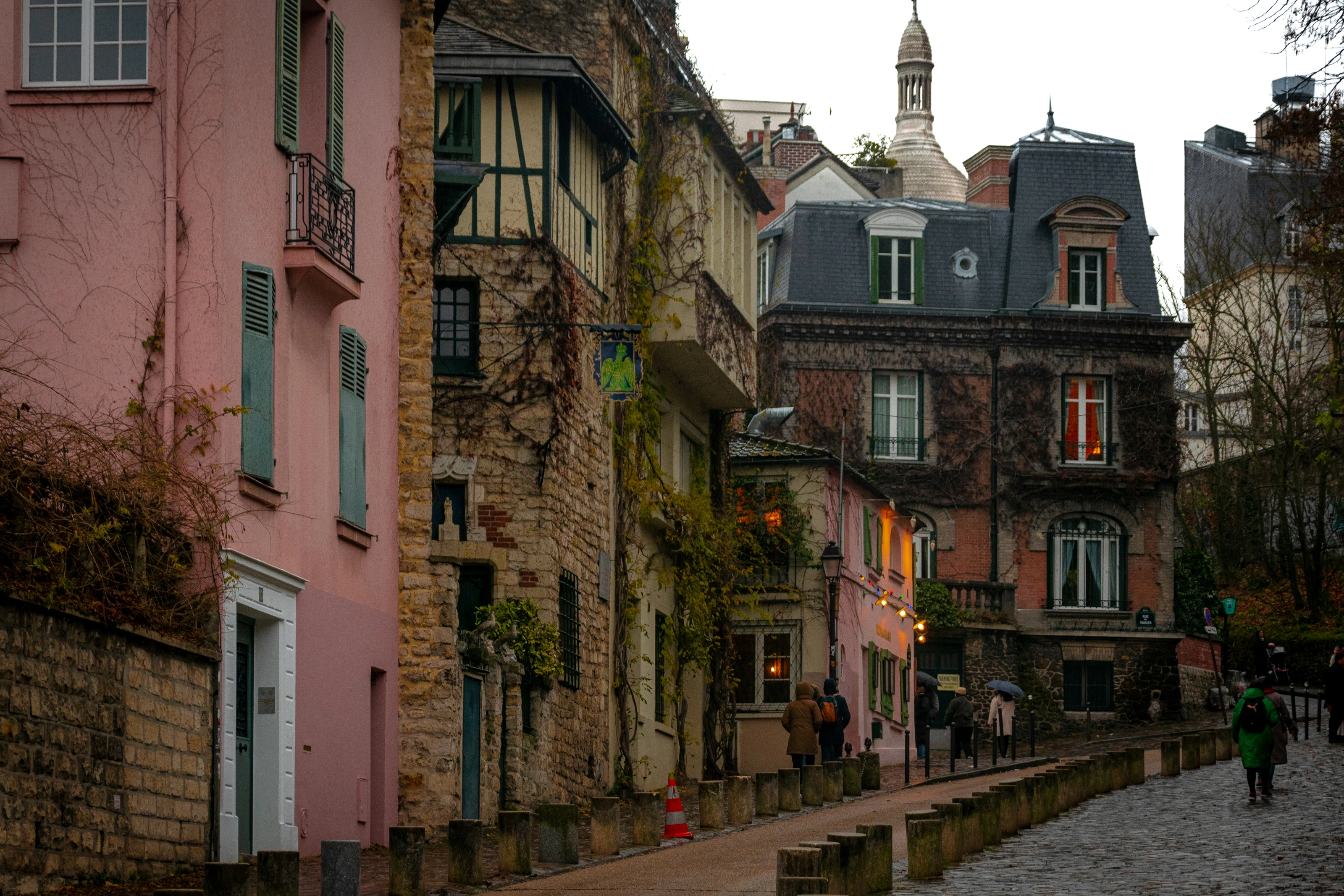 Rue de Montmartre avec le dôme du Sacré-Cœur en arrière-plan