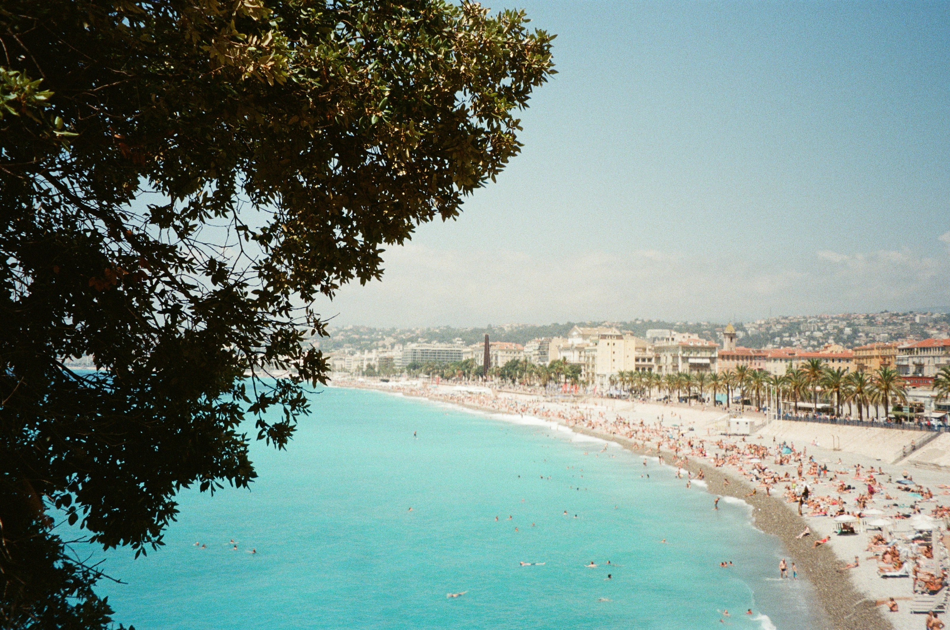 Plage de Nice et baie des Anges en plein jour, eau turquoise