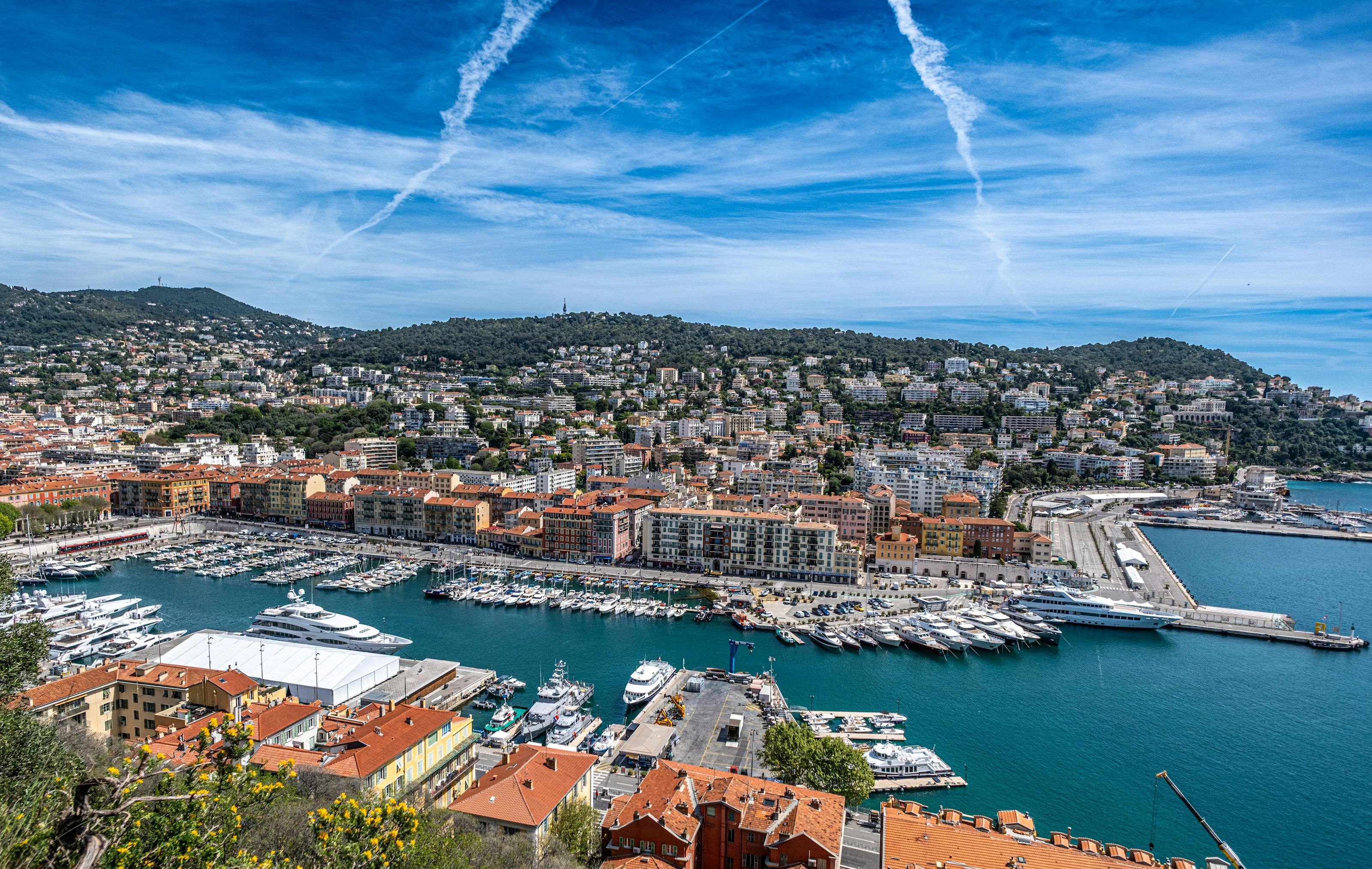Vue depuis la colline du Château sur le port et la baie de Nice