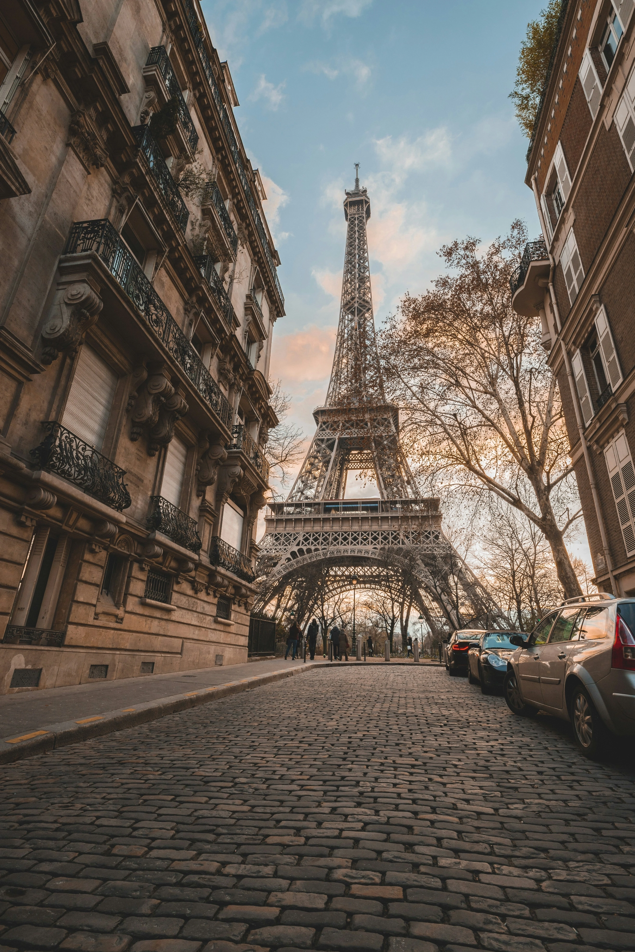 Paris, France, vu depuis un point de vue en hauteur au coucher du soleil