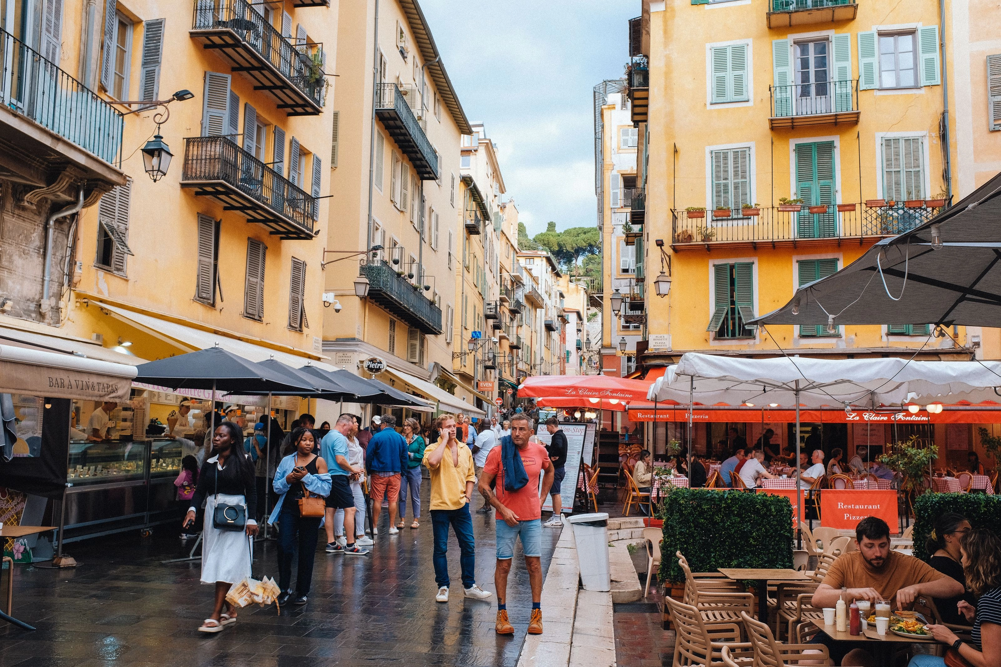 Cours Saleya, marché et terrasses du Vieux-Nice