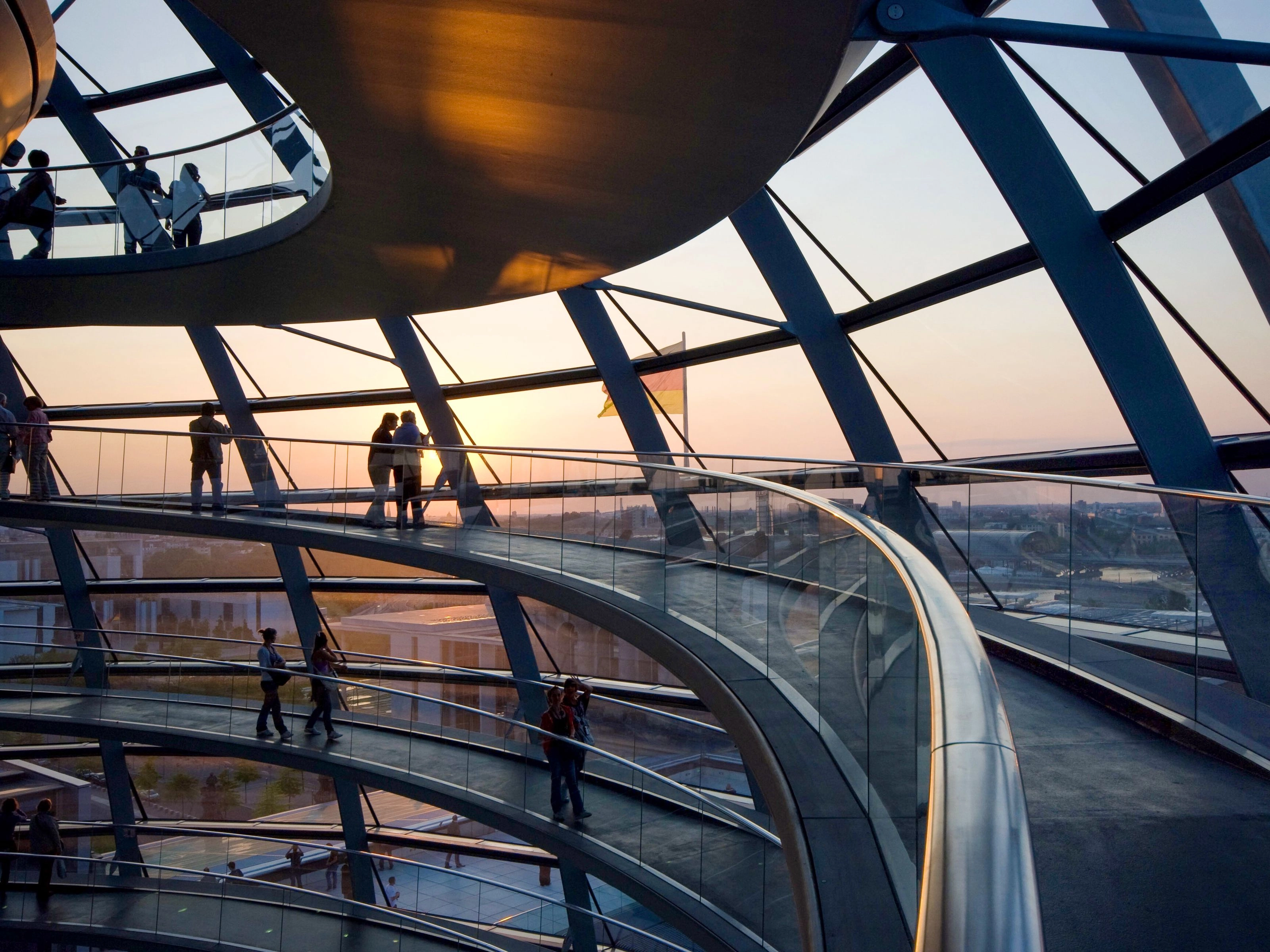 Intérieur de la coupole de verre du Reichstag au coucher du soleil