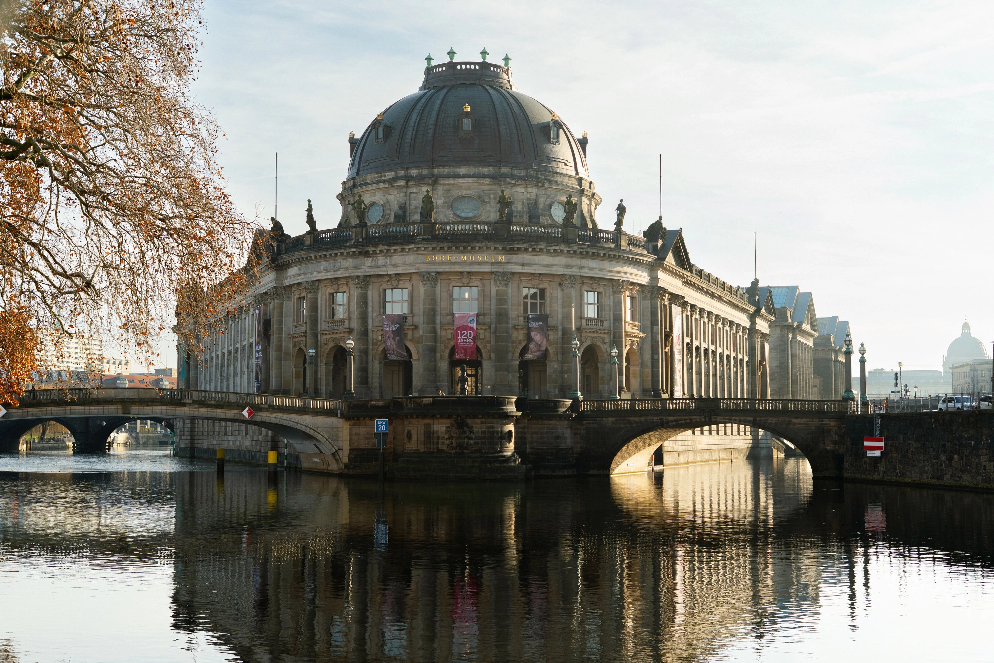 Bode-Museum sur l'île aux musées, bordé par la Spree