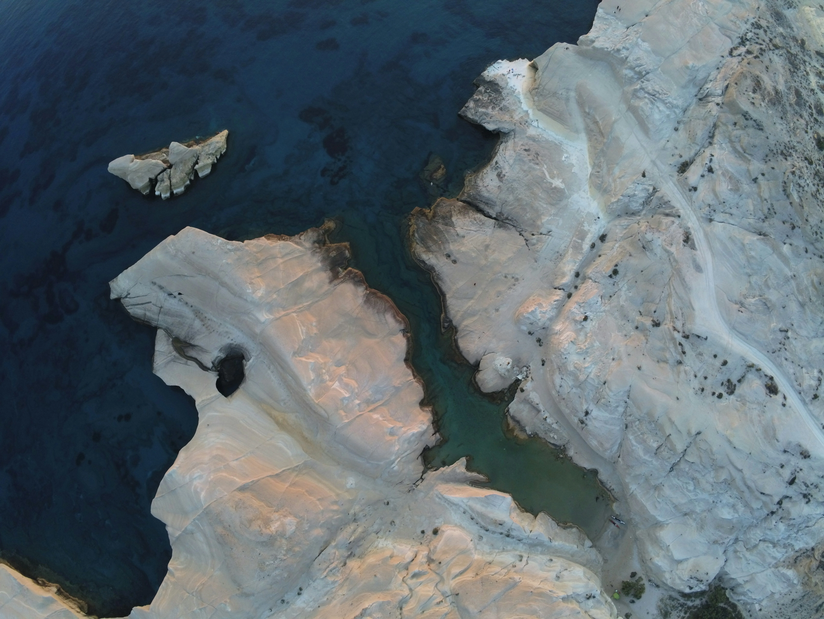 Paysage volcanique blanc de la plage de Sarakiniko à Milos