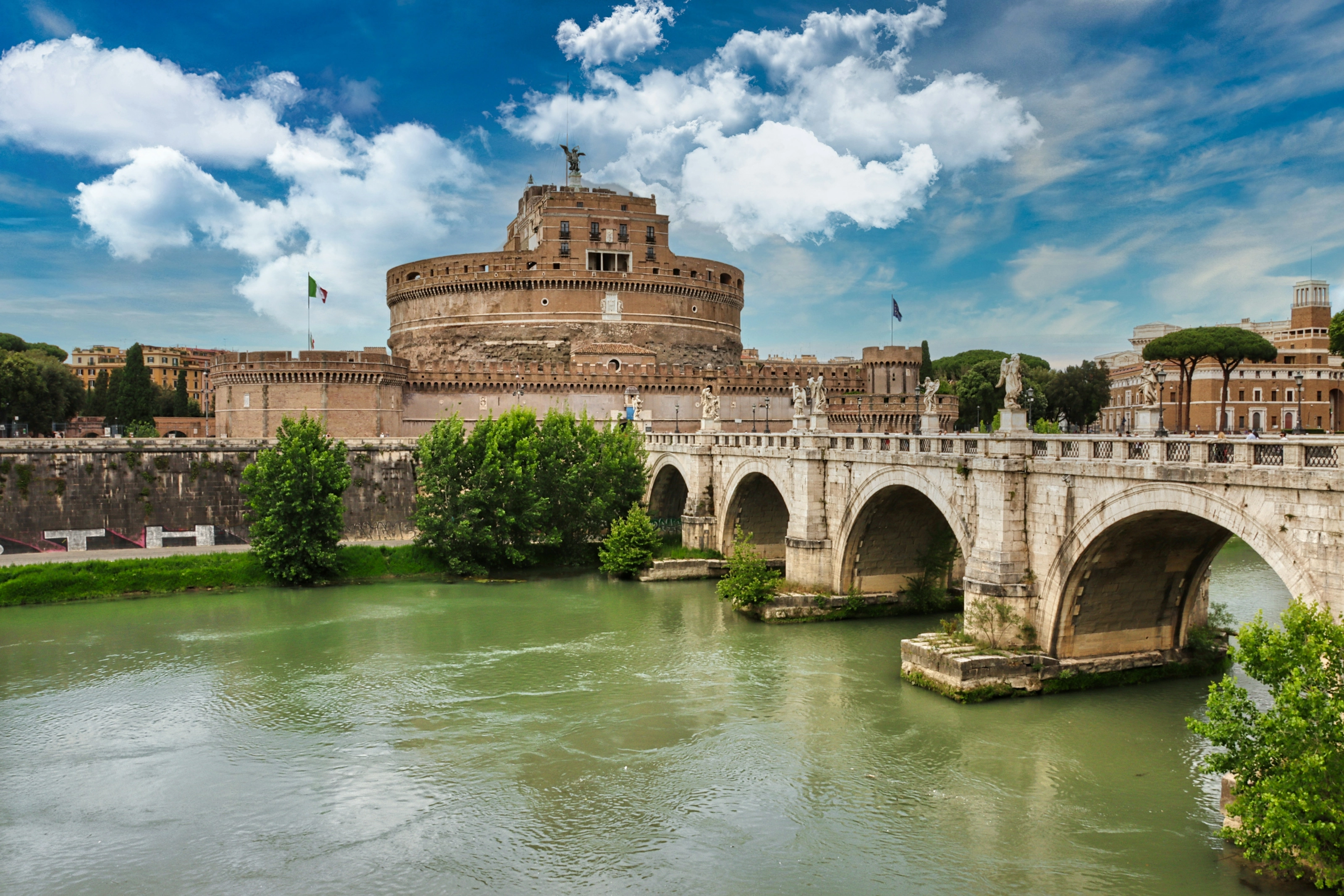 Castel Sant'Angelo et le pont éponyme sur le Tibre à Rome
