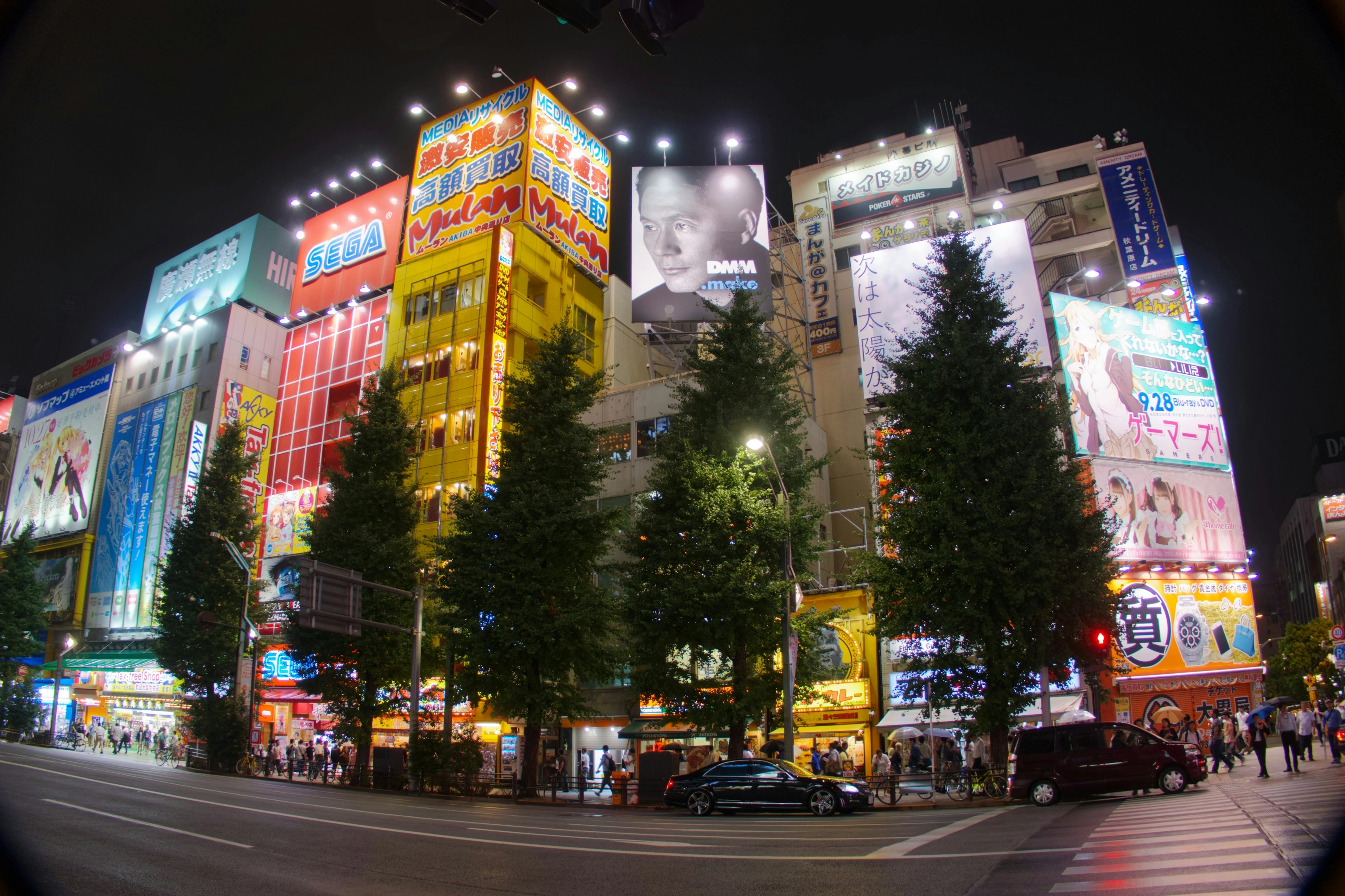 Rue d'Akihabara à Tokyo, enseignes lumineuses et façades saturées de publicités