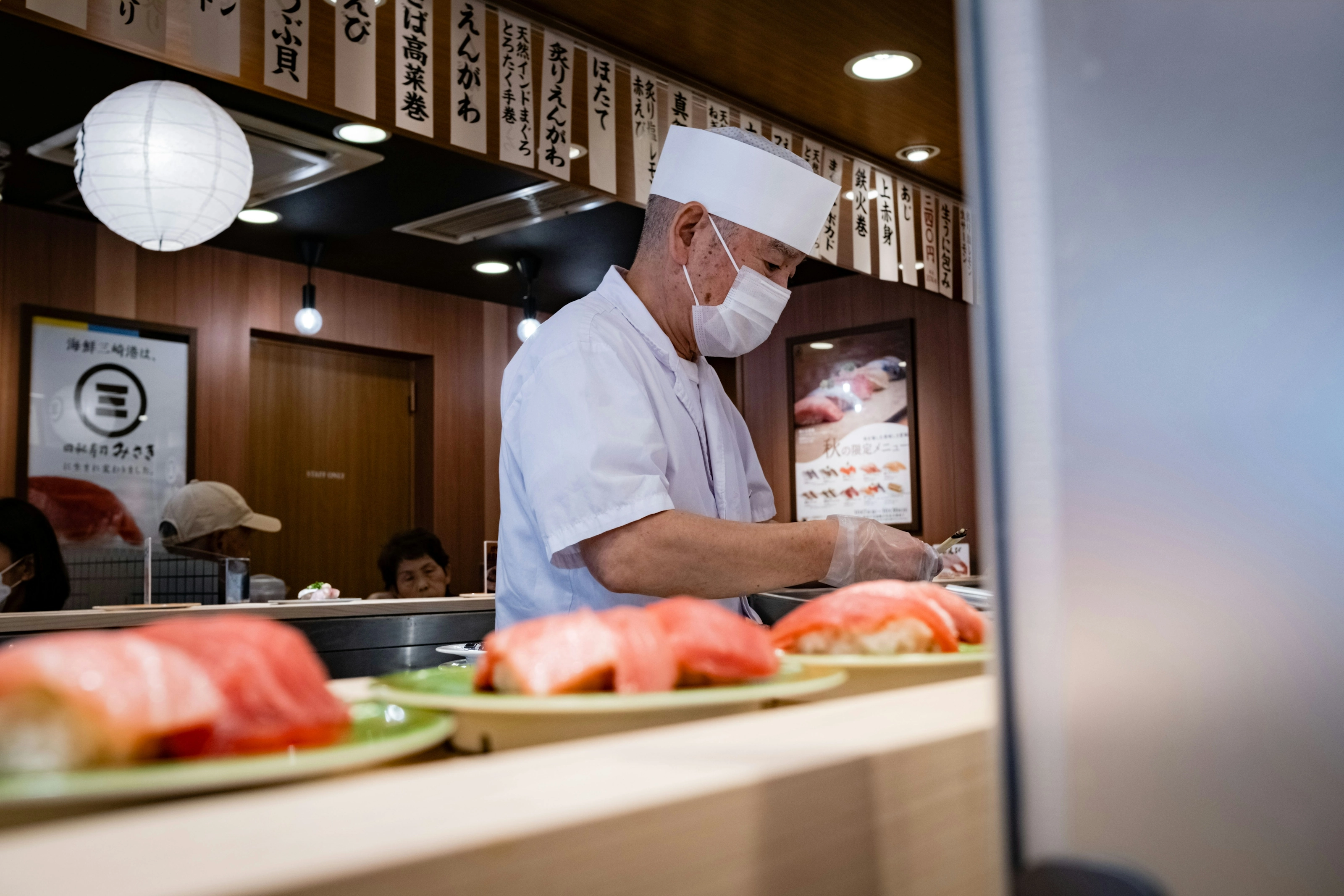 Chef préparant des sushis de thon dans un restaurant à Tokyo