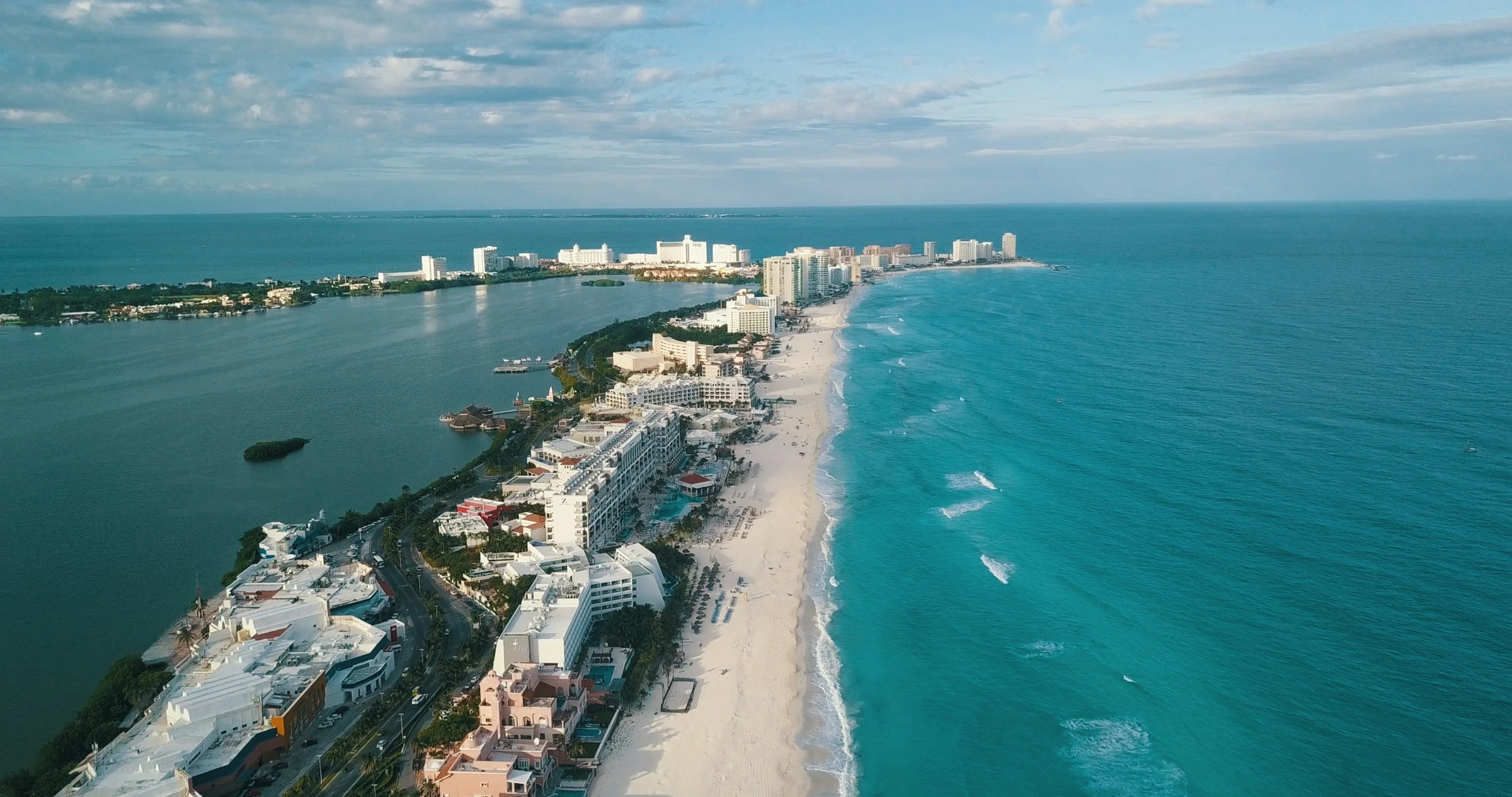 Vue aérienne de la Zona Hotelera de Cancún