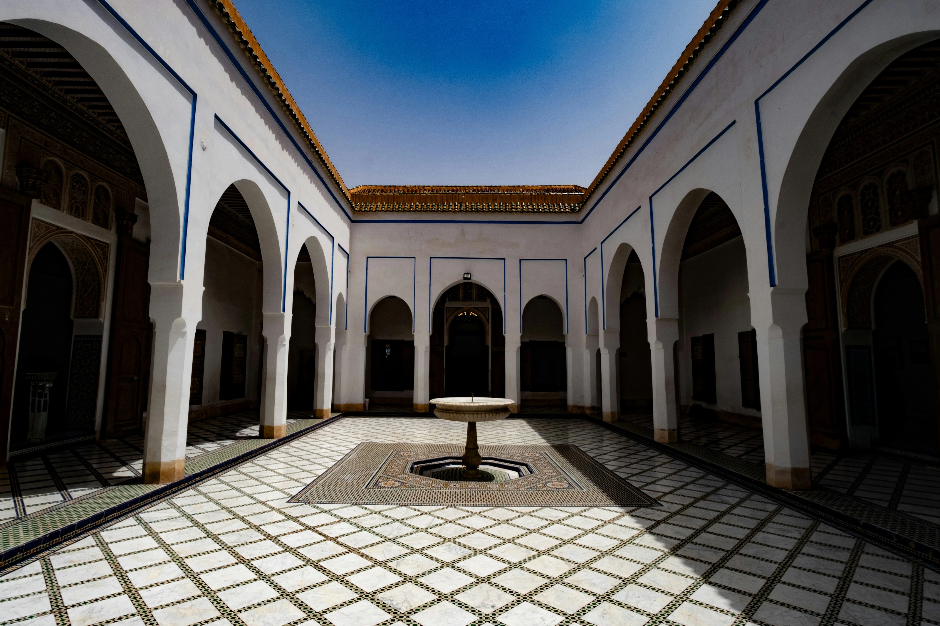 Cour intérieure aux arcades sculptées du palais de la Bahia, Marrakech