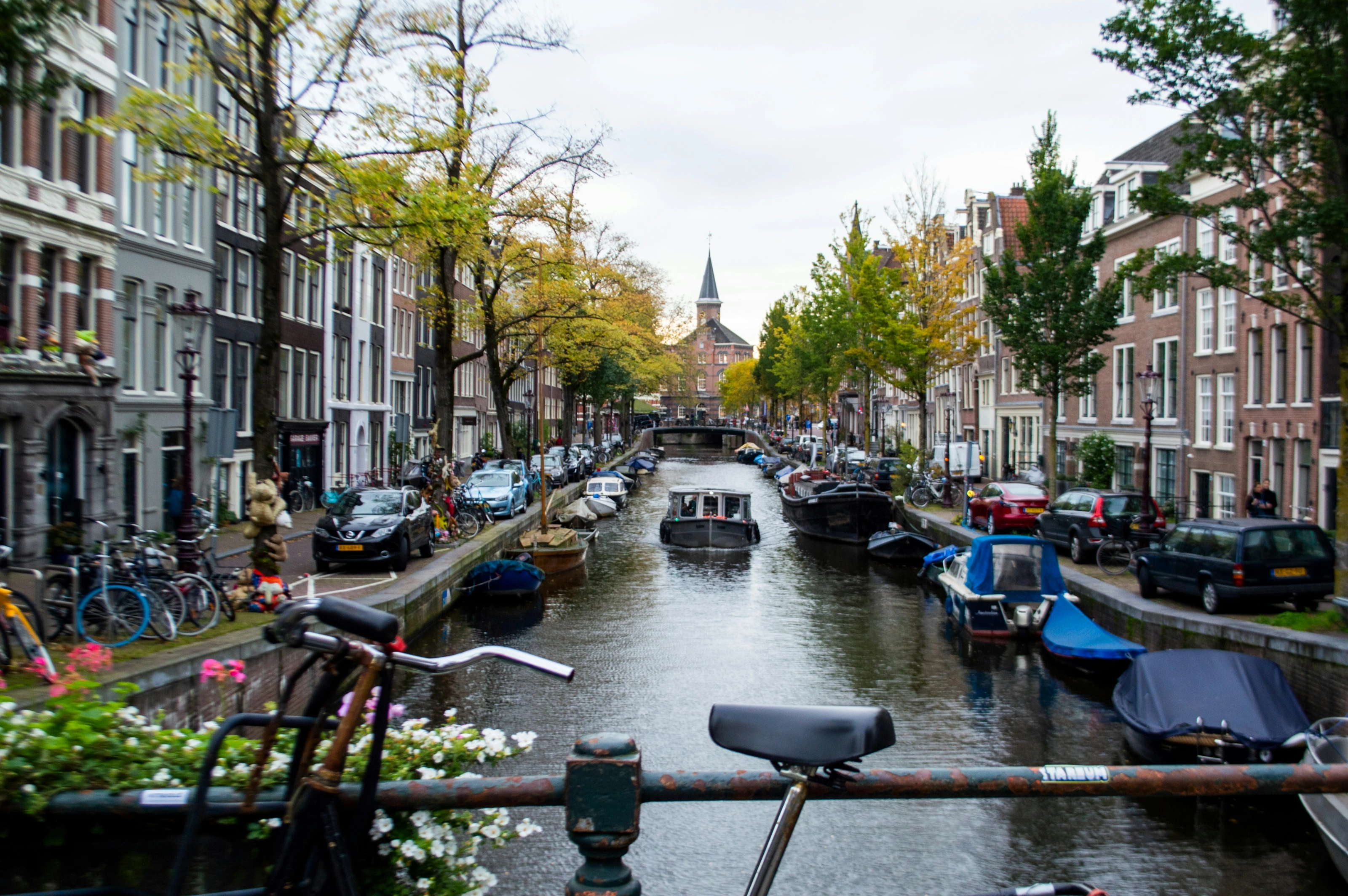 Canal bordé de maisons de canal et de vélos, Amsterdam en automne