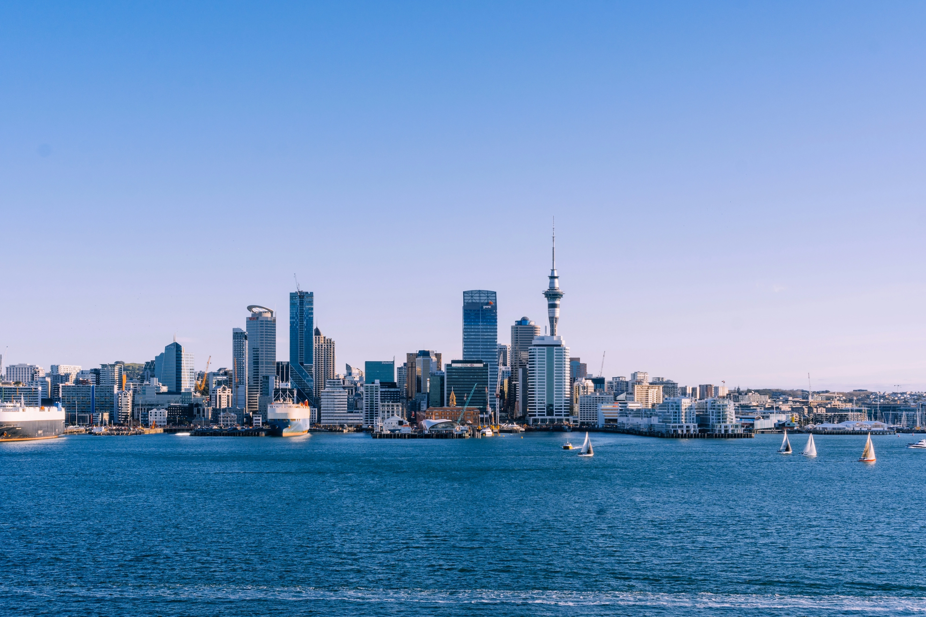 Front de mer d'Auckland et voiliers dans le port de Waitematā, Nouvelle-Zélande