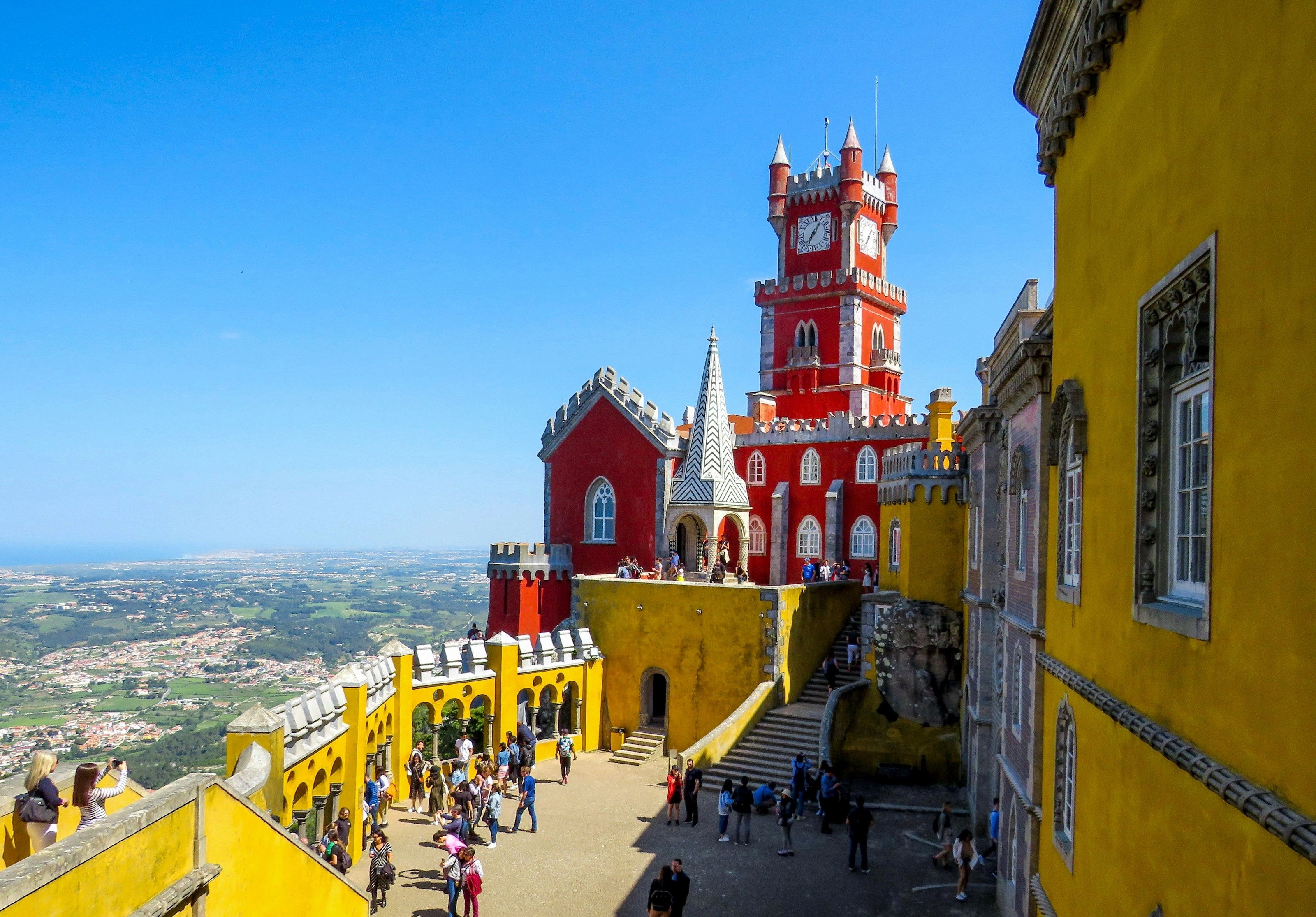 Palais national de Pena, Sintra, tours jaunes et rouges