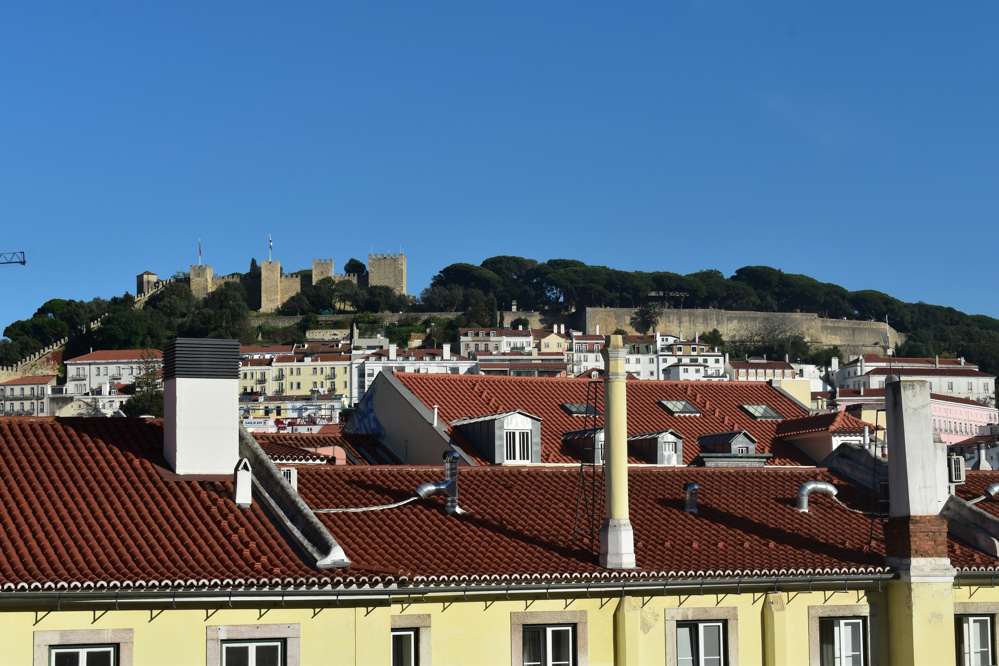Château de São Jorge dominant les toits en tuile rouge de Lisbonne
