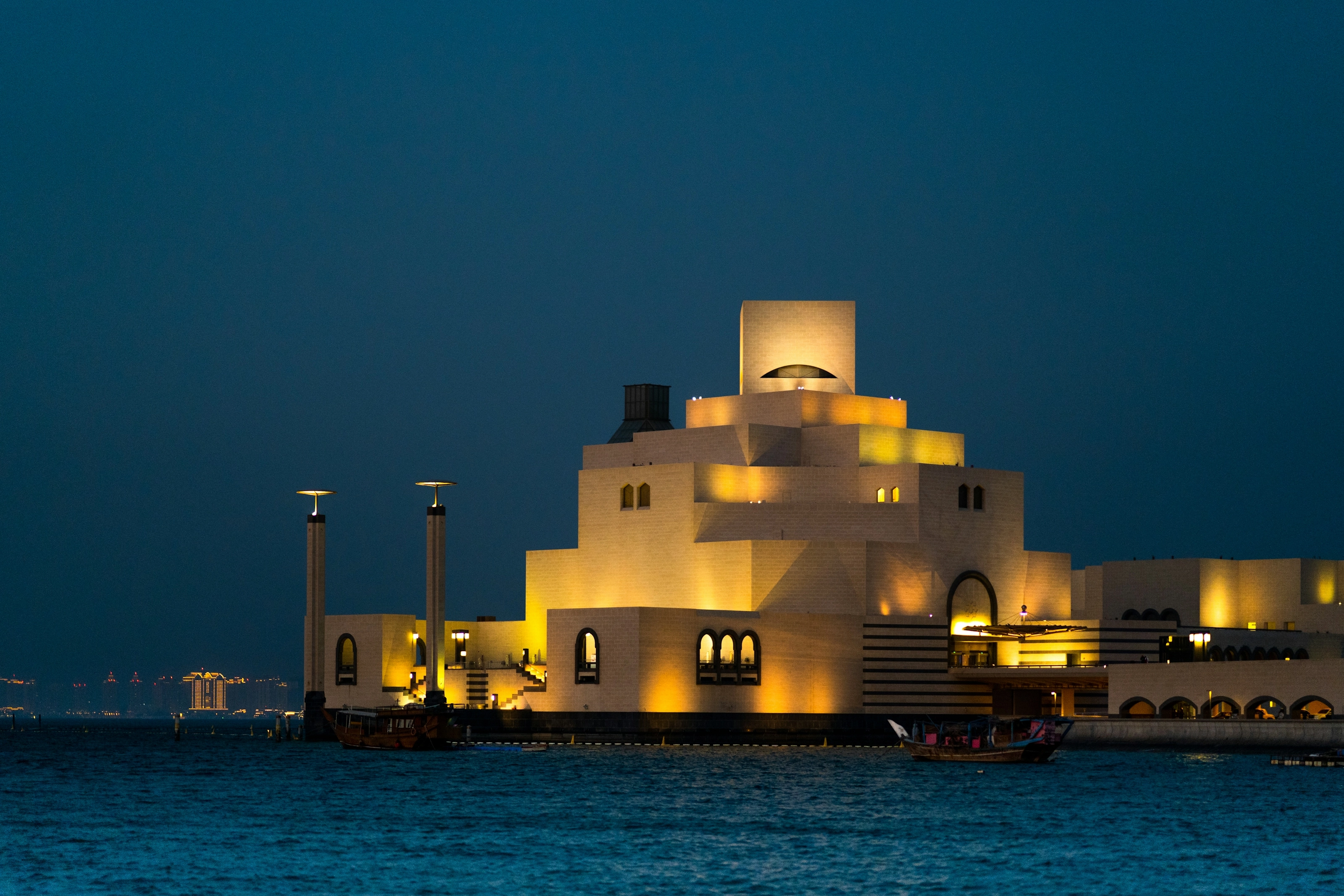 Museum of Islamic Art de nuit, sur sa péninsule artificielle face à la Corniche de Doha