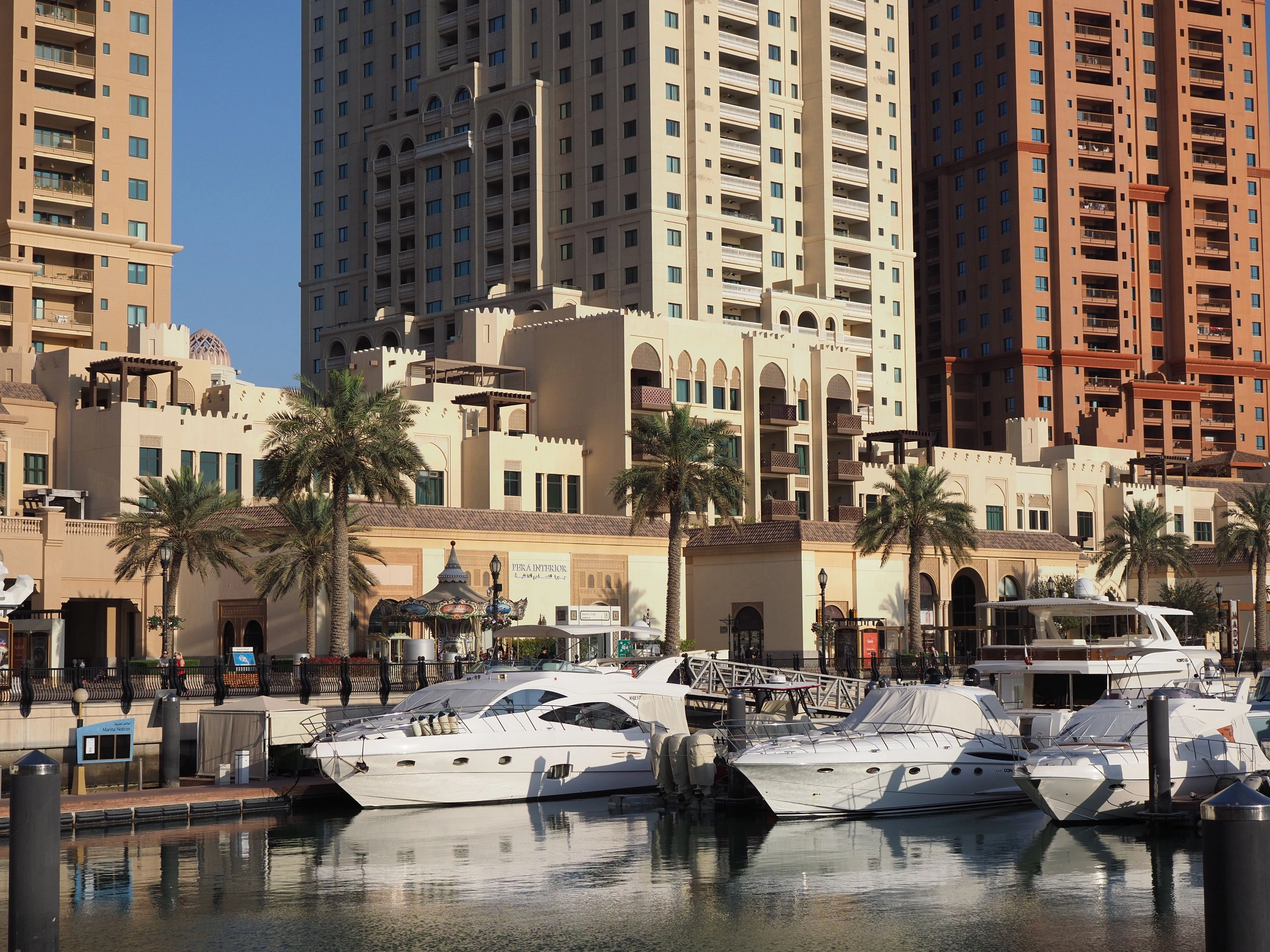 Marina de The Pearl-Qatar bordée de tours résidentielles et de yachts
