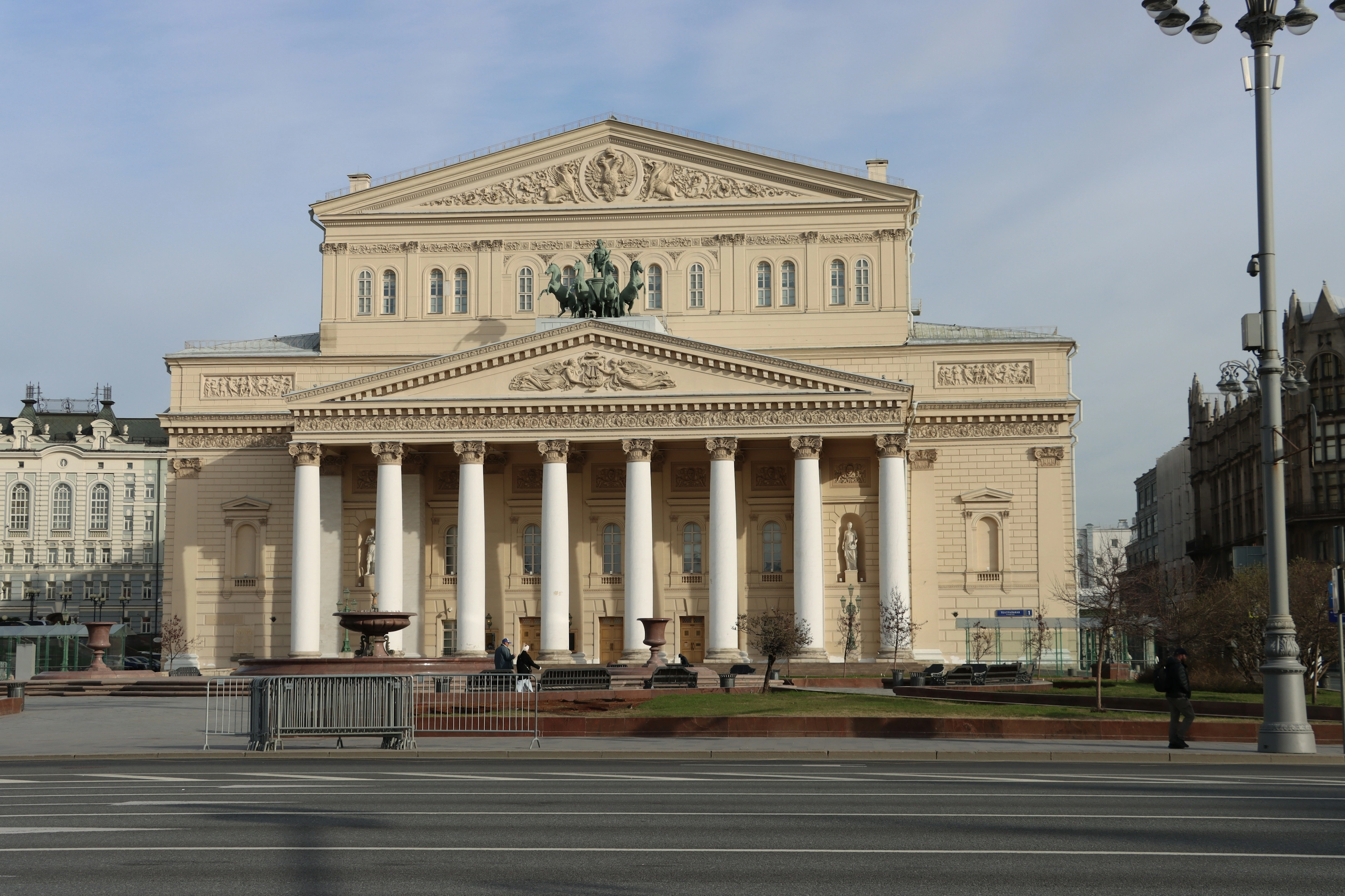 Façade néoclassique du théâtre du Bolshoï à Moscou