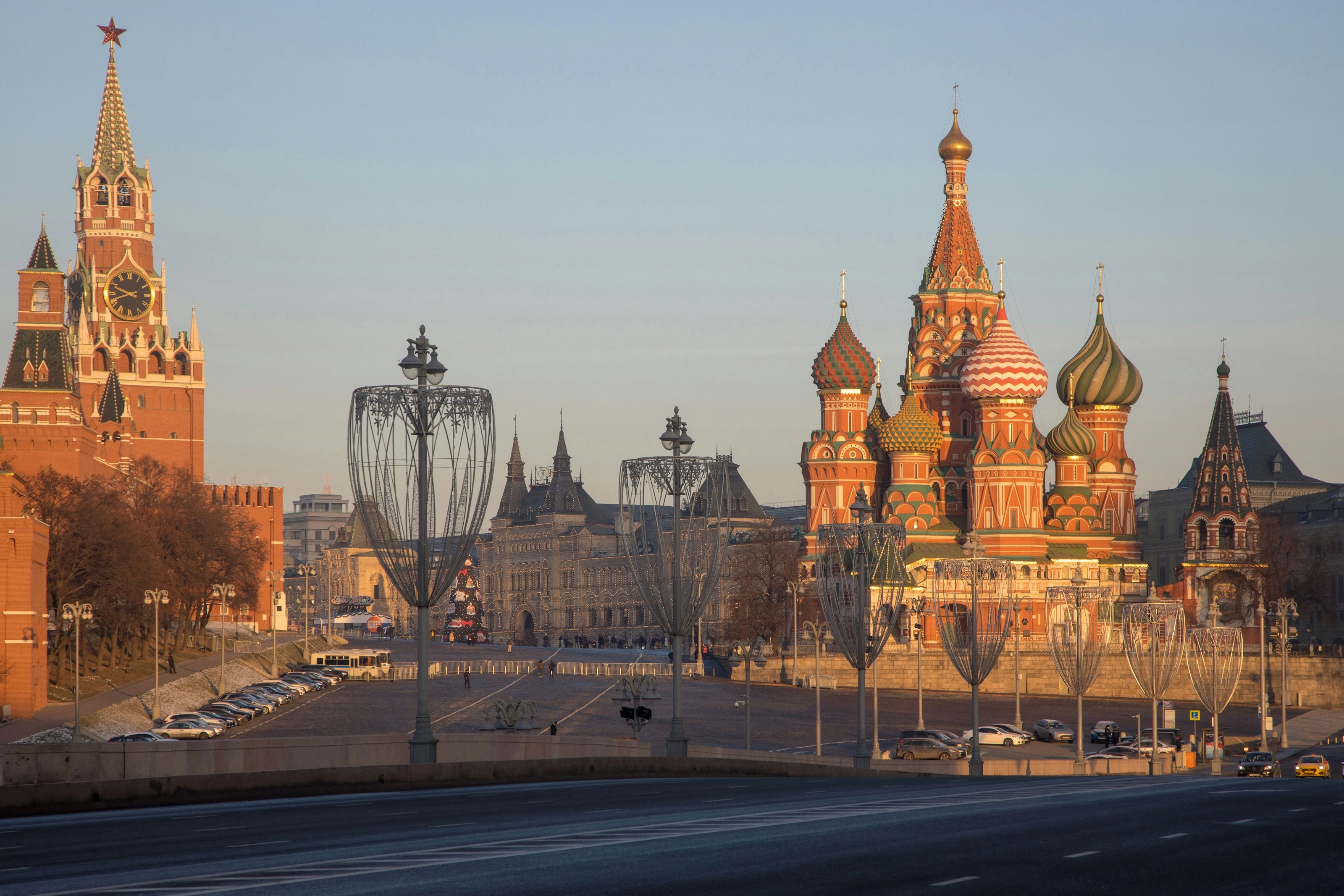 Vue panoramique de la tour du Kremlin et de la cathédrale Basile-le-Bienheureux à Moscou