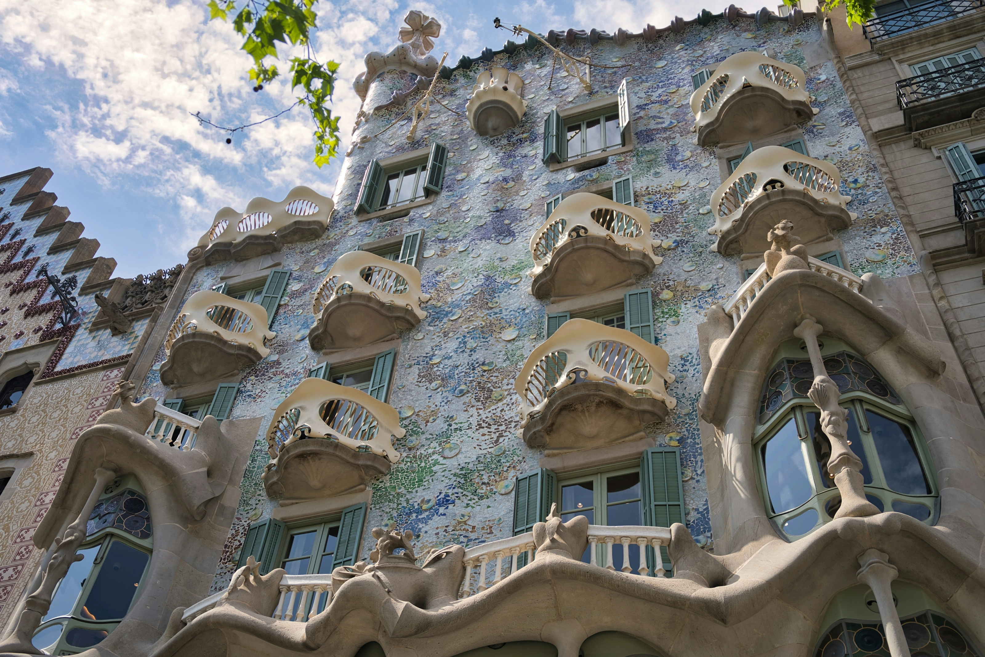 Façade ondulante et mosaïque colorée de Casa Batlló, Barcelone