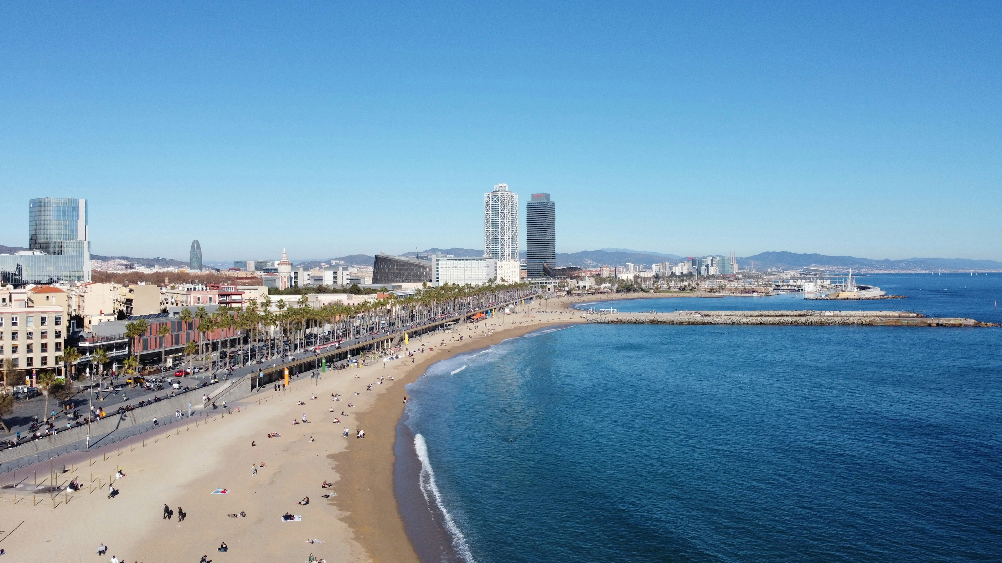 Vue aérienne de la plage de la Barceloneta et du front de mer, Barcelone