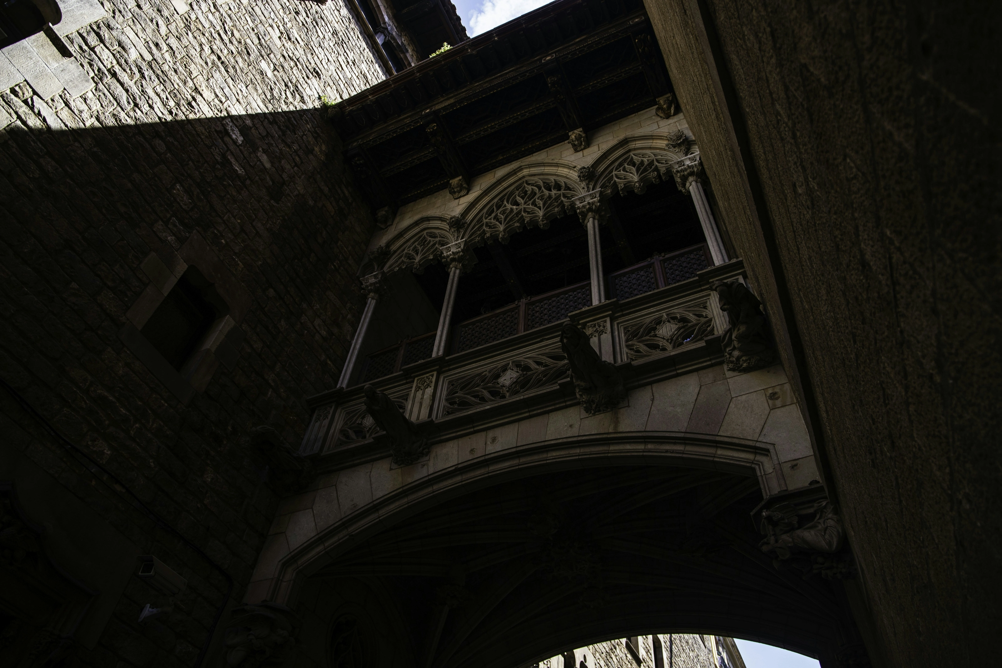 Passage voûté du Pont del Bisbe dans le Barri Gòtic, Barcelone