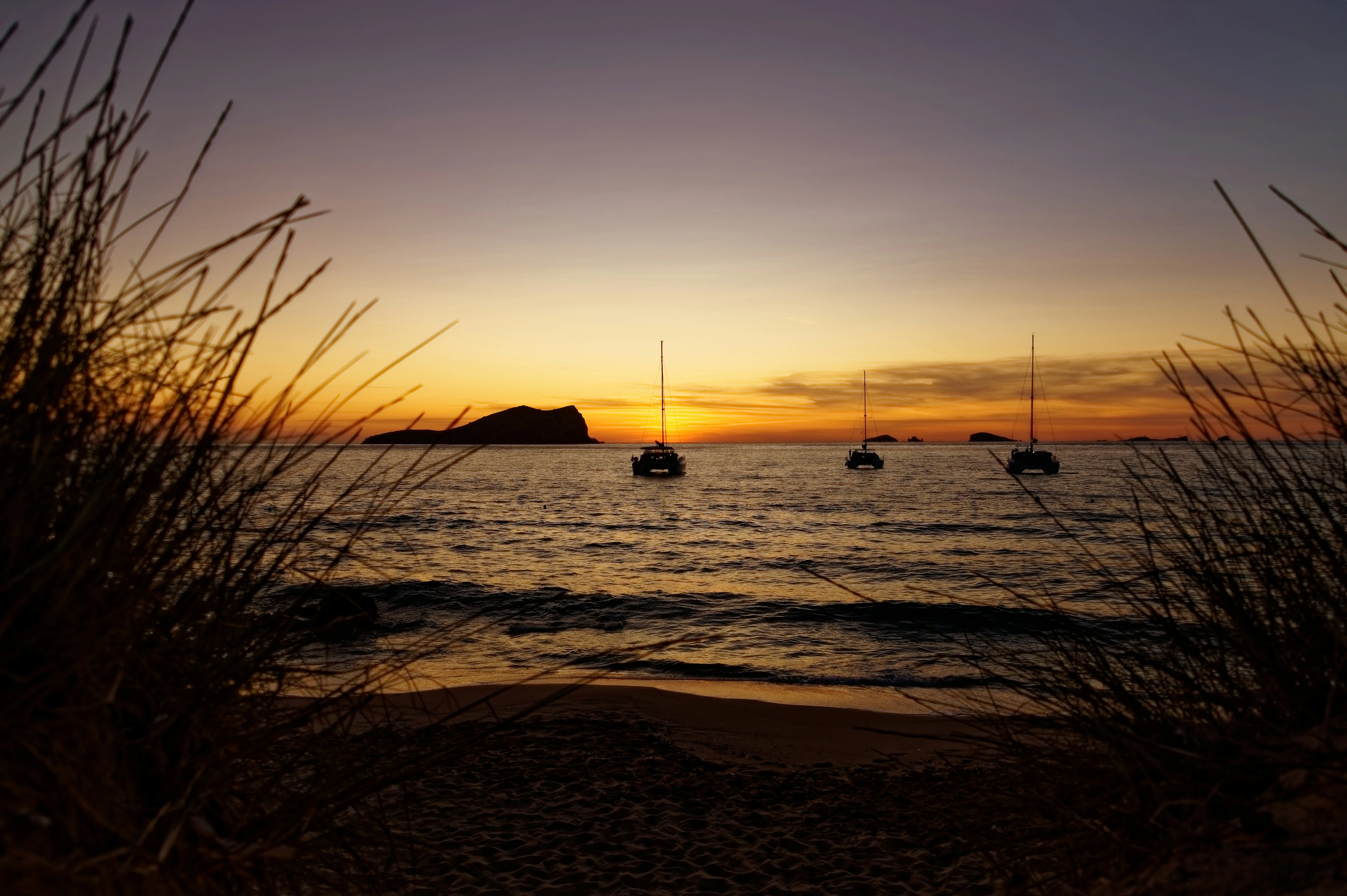 Voiliers ancrés au large d'Ibiza au coucher du soleil