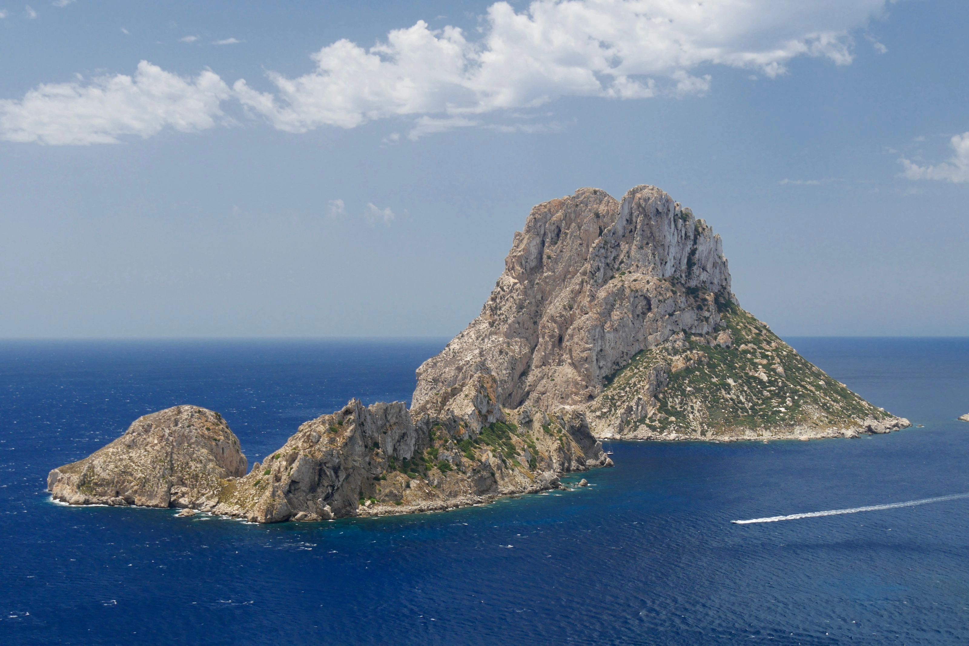 Le rocher d'Es Vedrà émergeant de la mer au large d'Ibiza