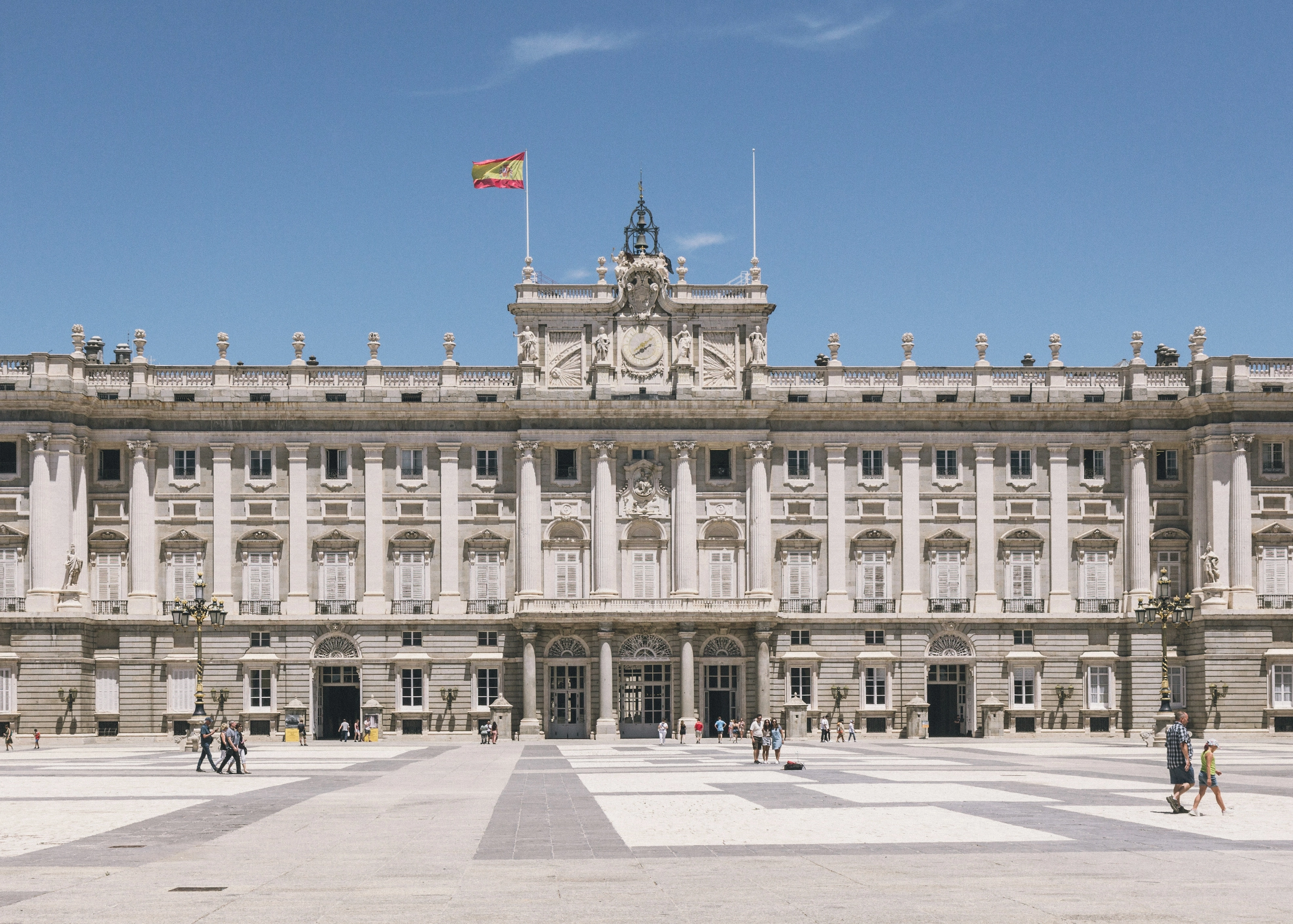 Façade principale du Palais royal de Madrid sous le soleil