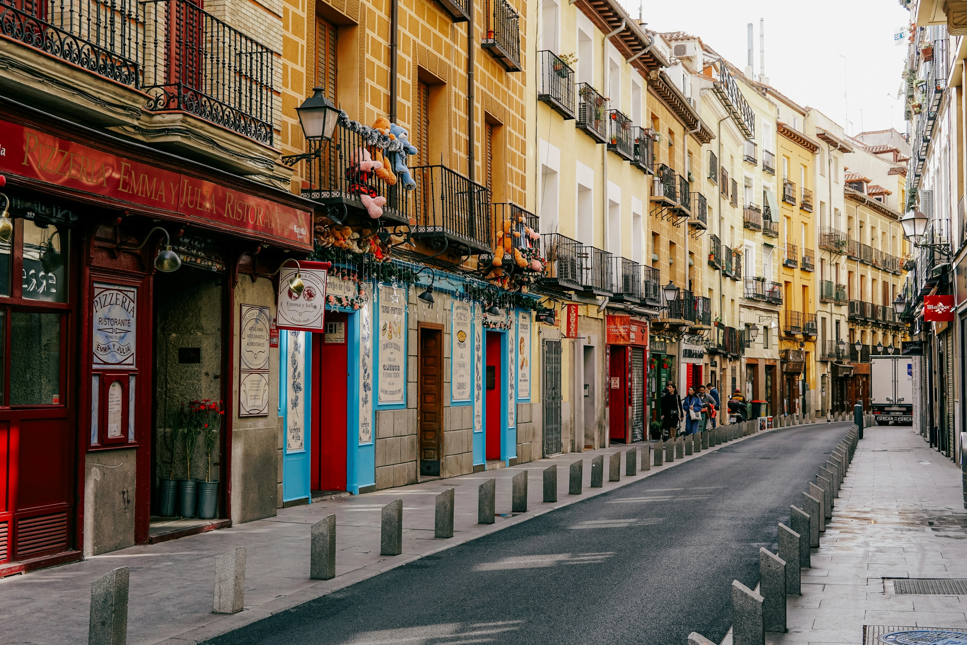 Rue colorée et façades traditionnelles du quartier de Malasaña, Madrid