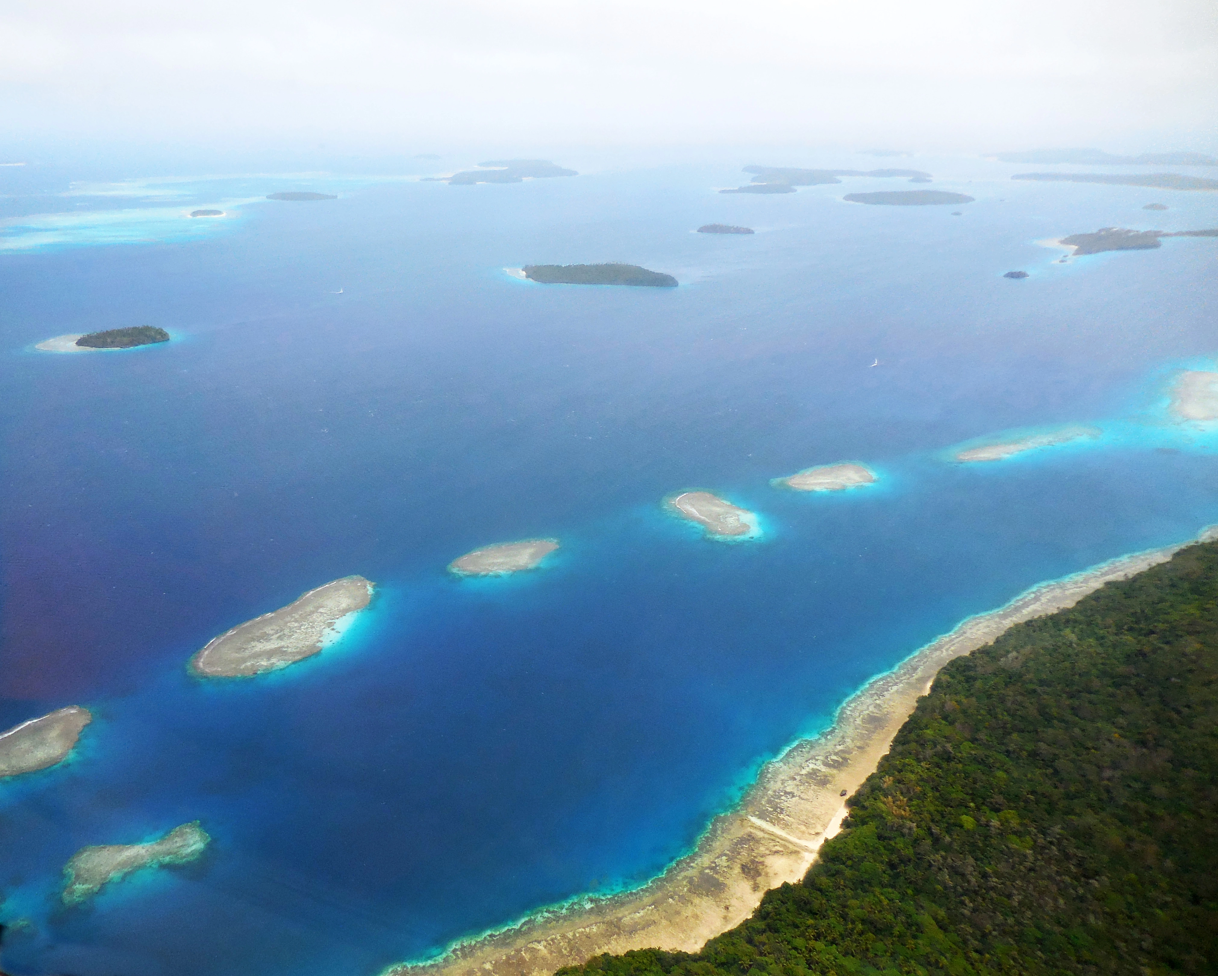 Îlots coralliens de l'archipel de Vava'u vus du ciel, Tonga